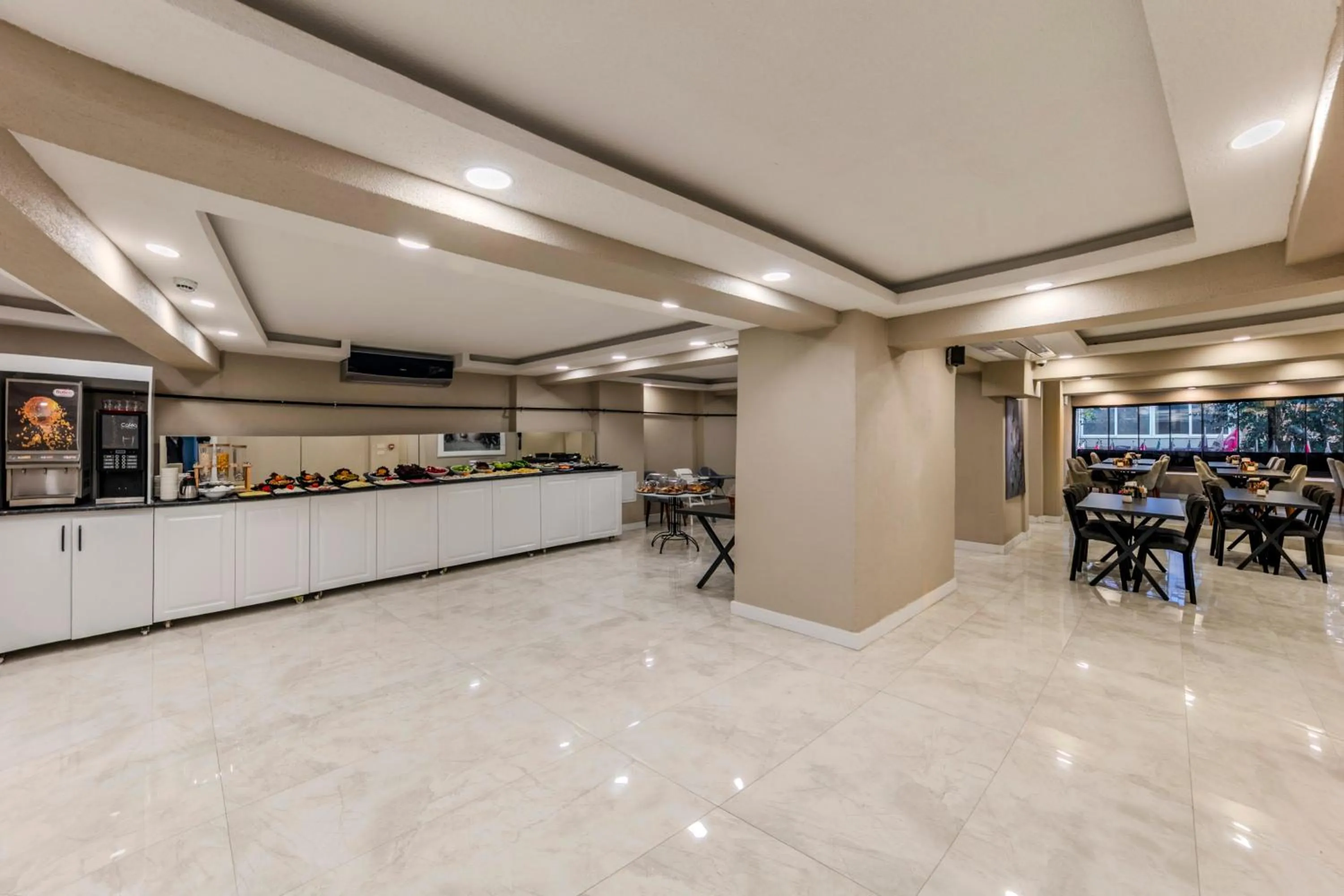 Breakfast in Roys Hotel & Suites