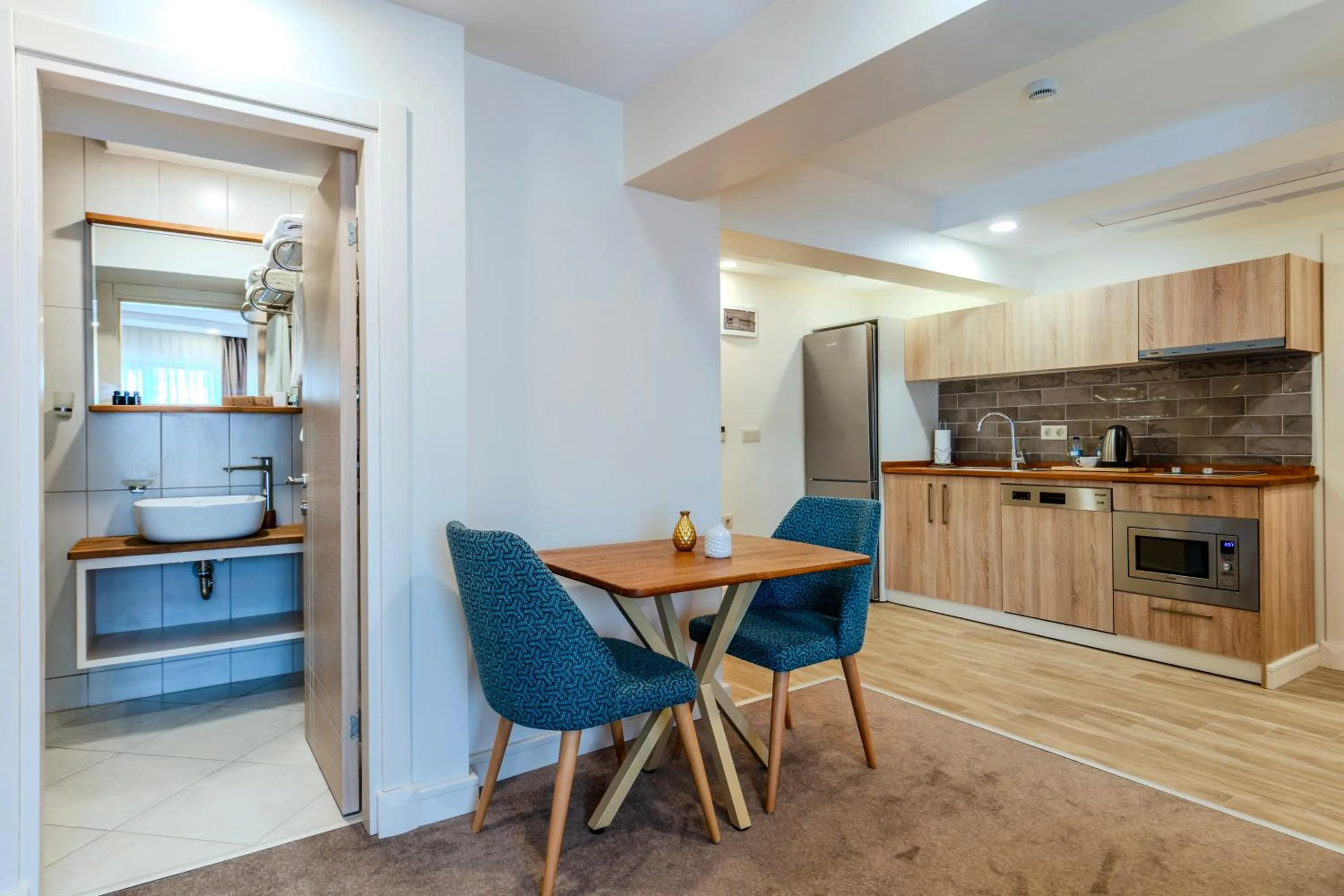 Kitchen or kitchenette in Roys Hotel & Suites