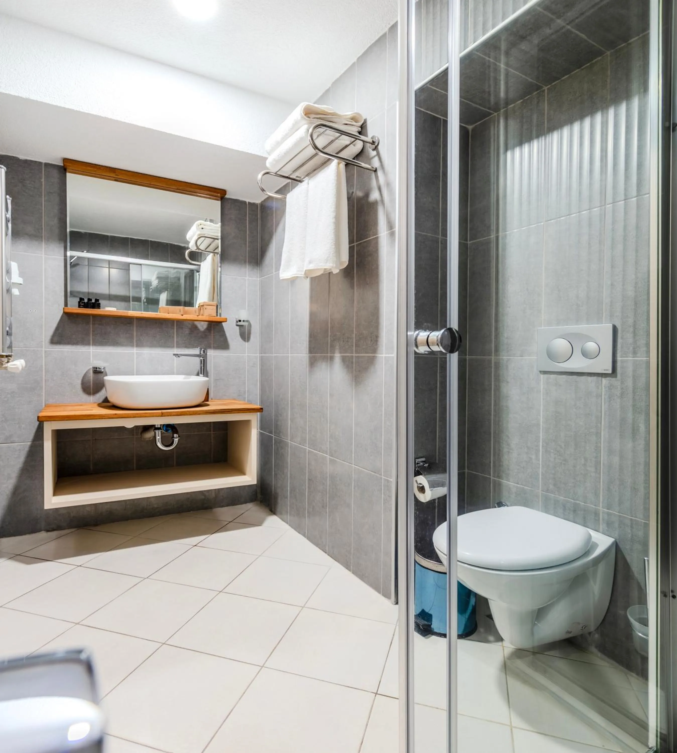 Shower in Roys Hotel & Suites