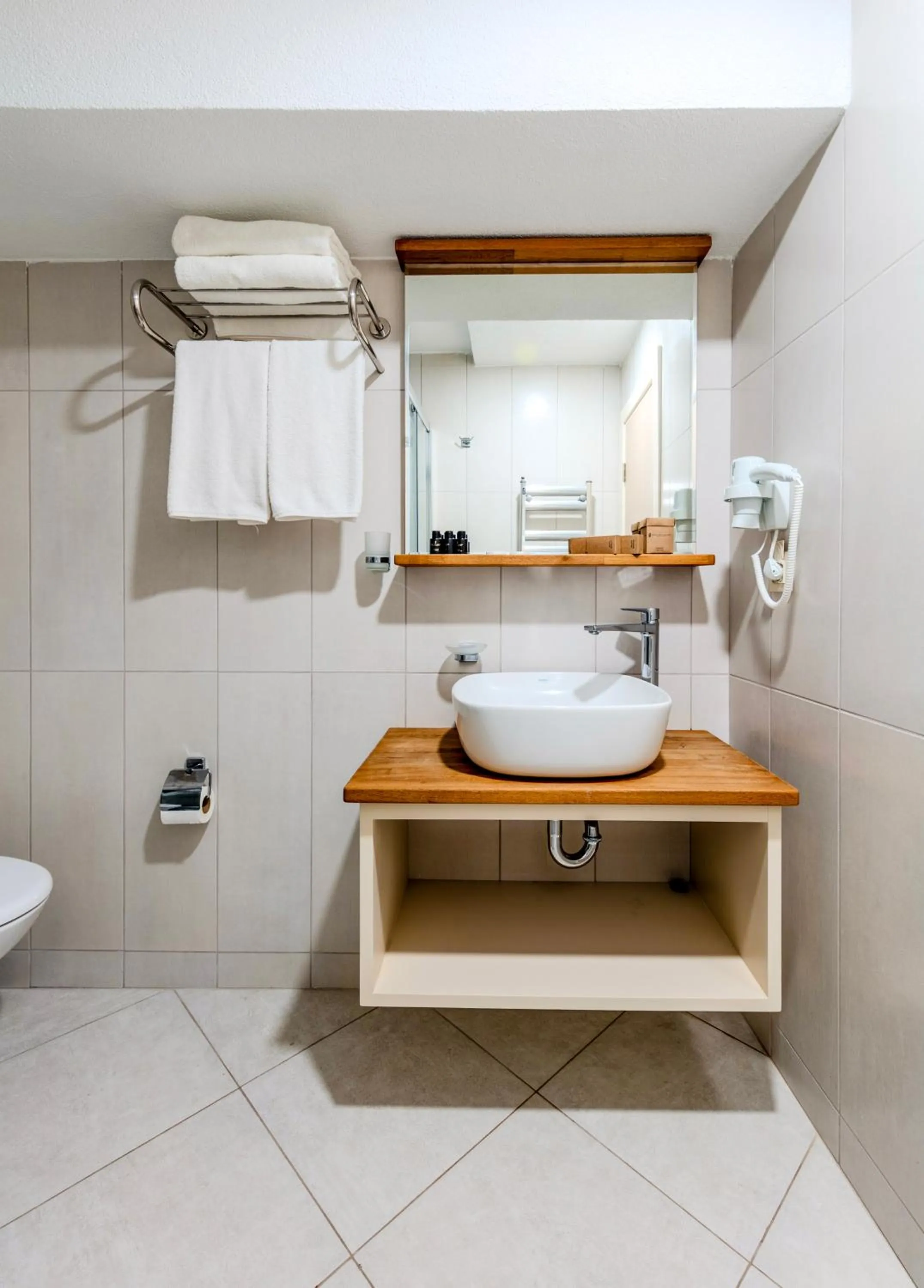 Toilet in Roys Hotel & Suites