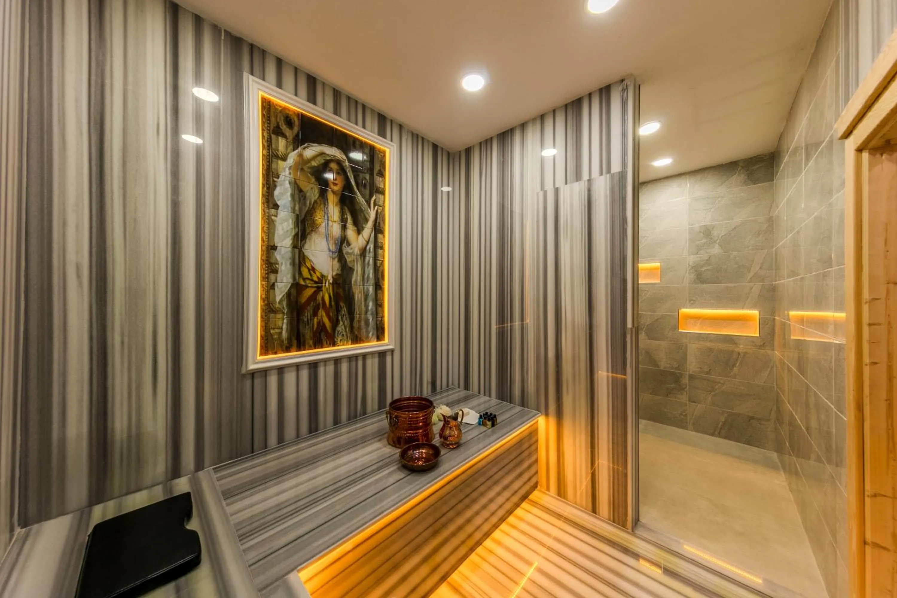 Steam room in Roys Hotel & Suites