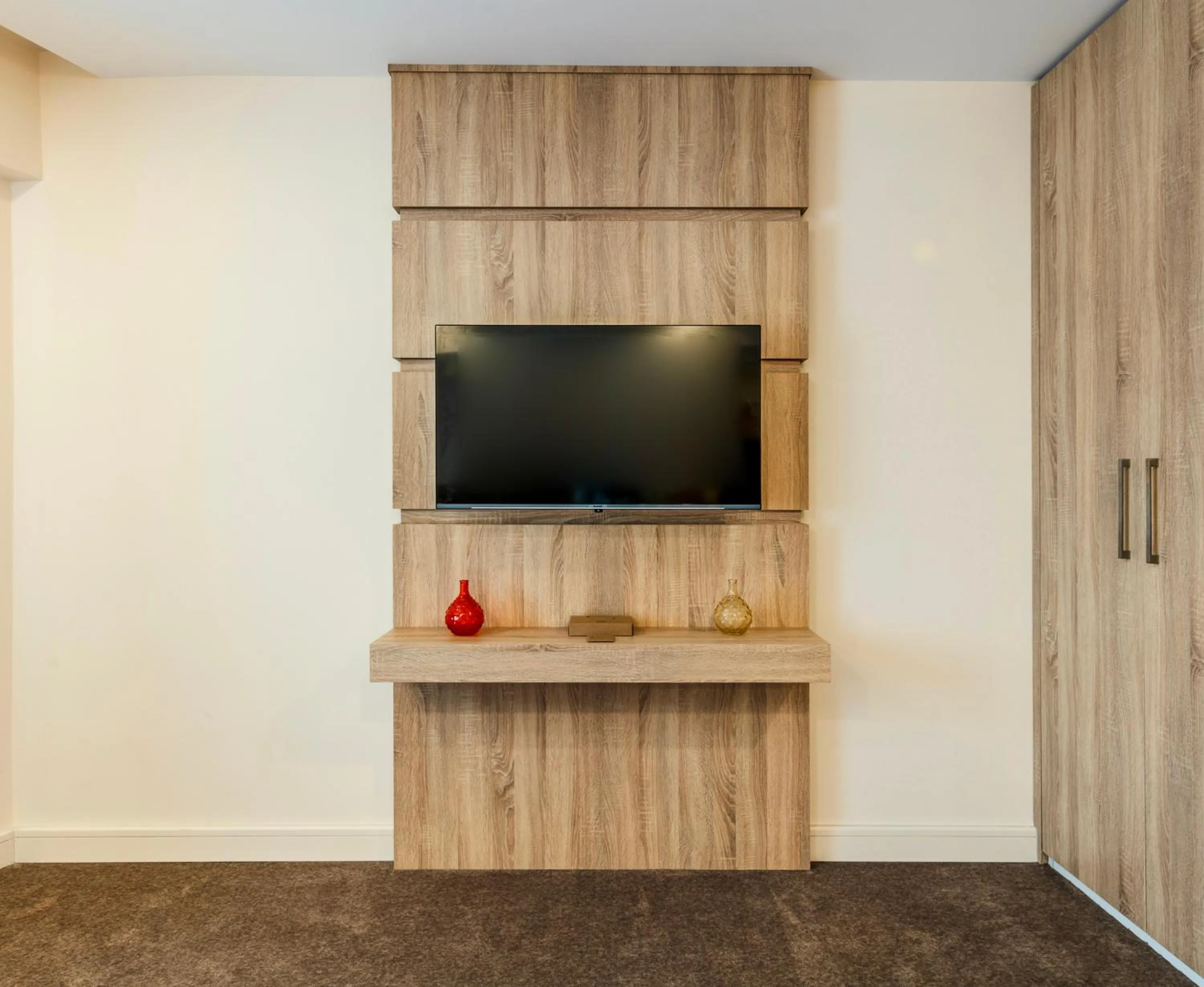 TV and multimedia in Roys Hotel & Suites