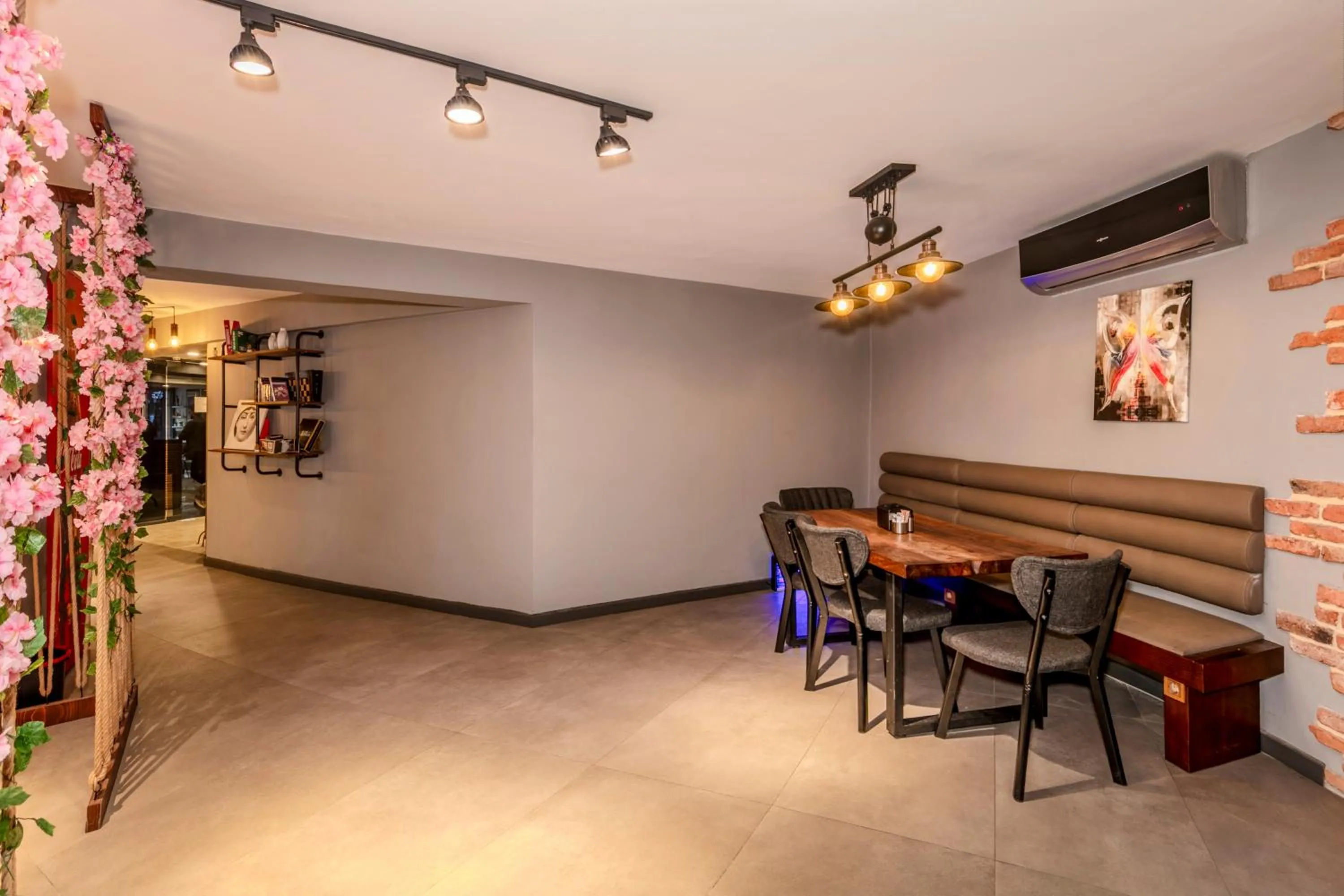 Restaurant/places to eat in Roys Hotel & Suites