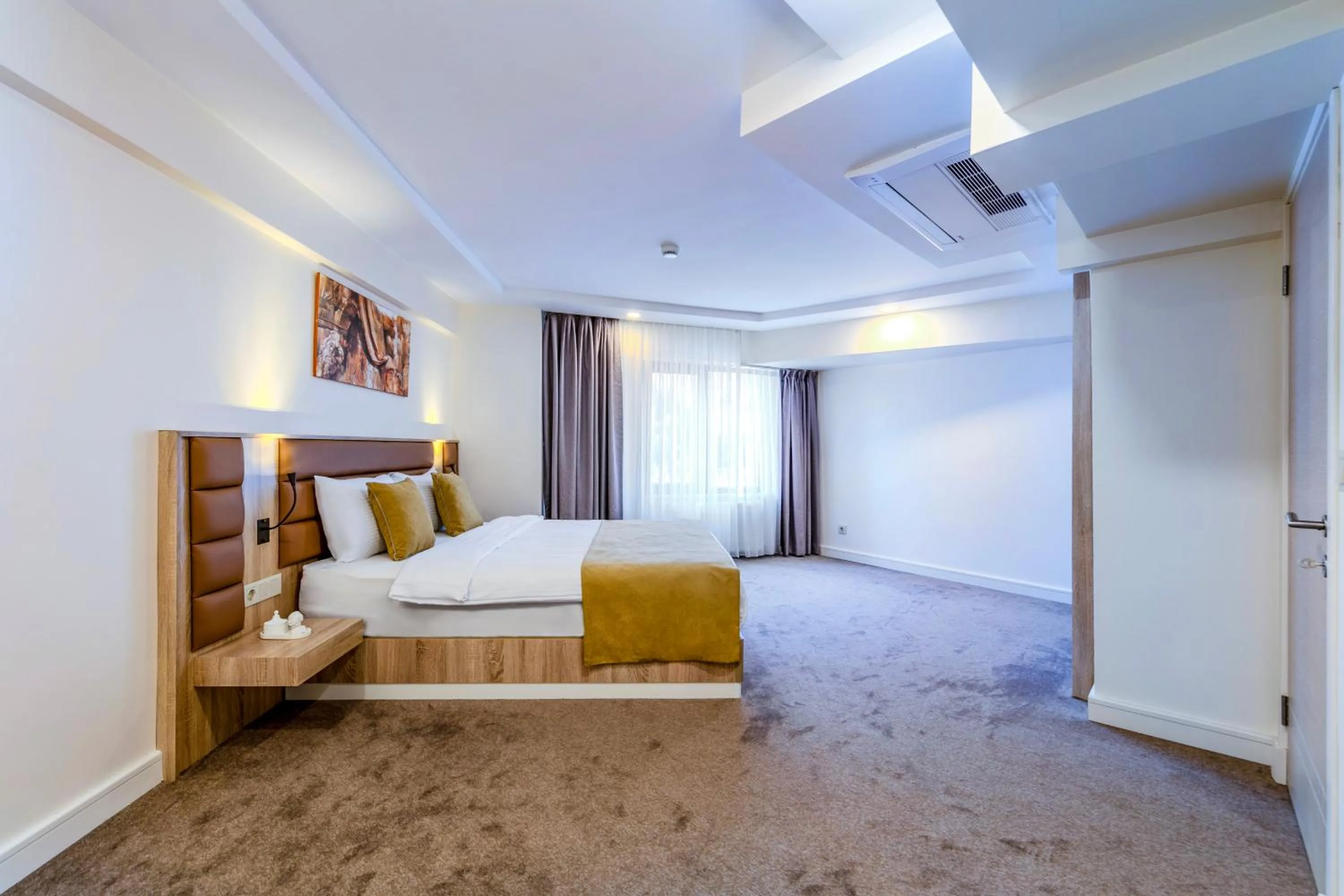 Bed in Roys Hotel & Suites