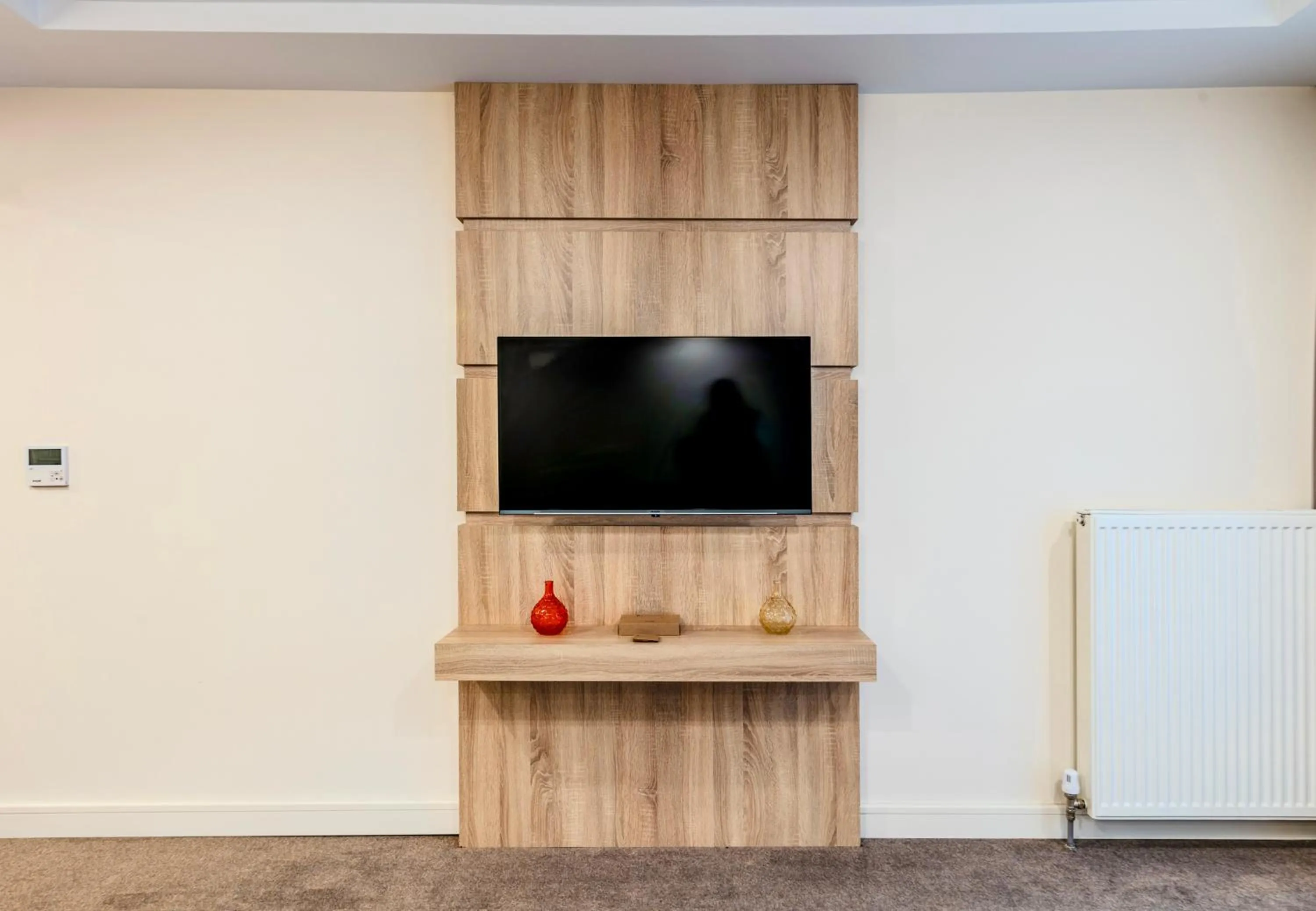 Communal lounge/ TV room in Roys Hotel & Suites