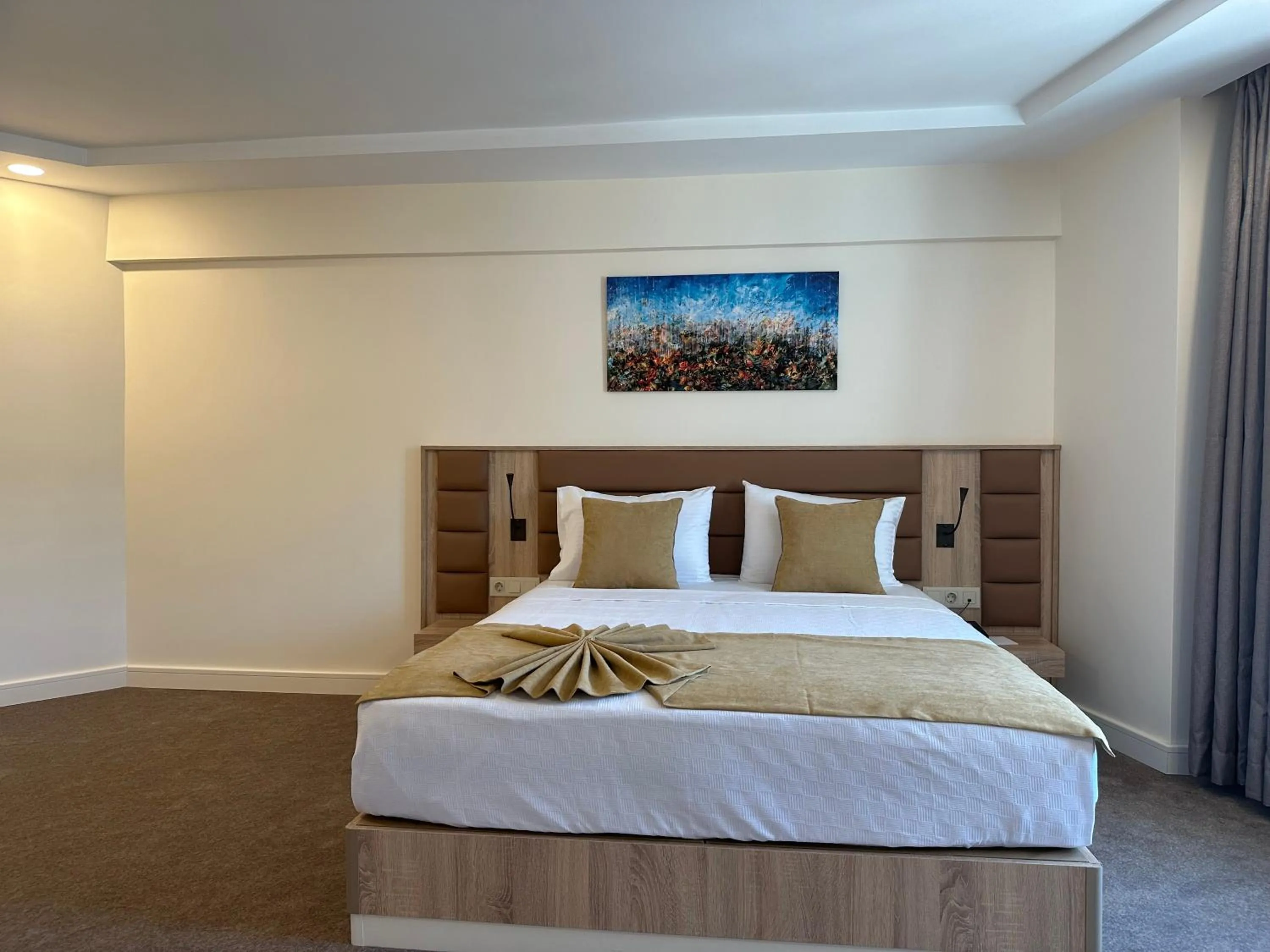 Bed in Roys Hotel & Suites