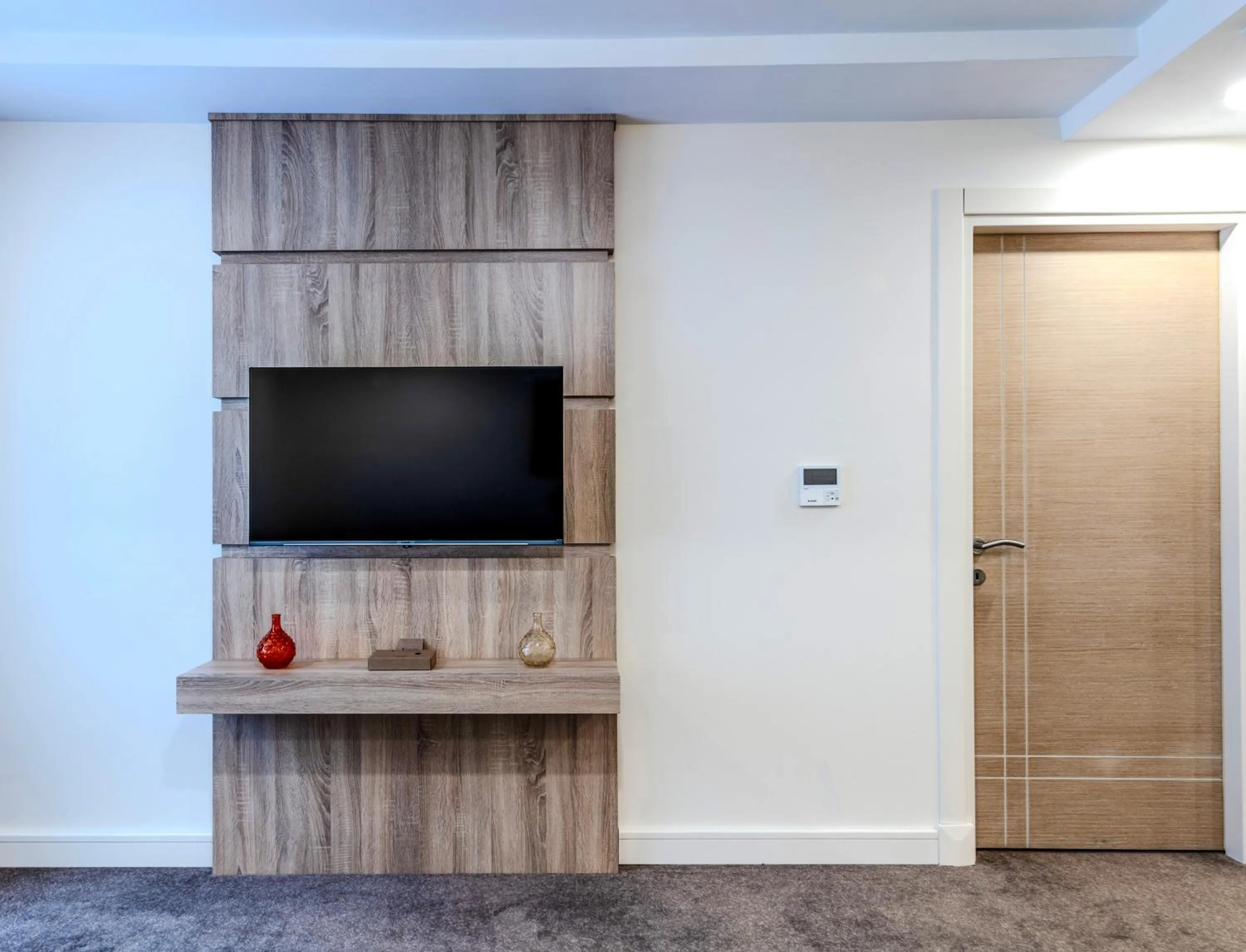 Communal lounge/ TV room in Roys Hotel & Suites