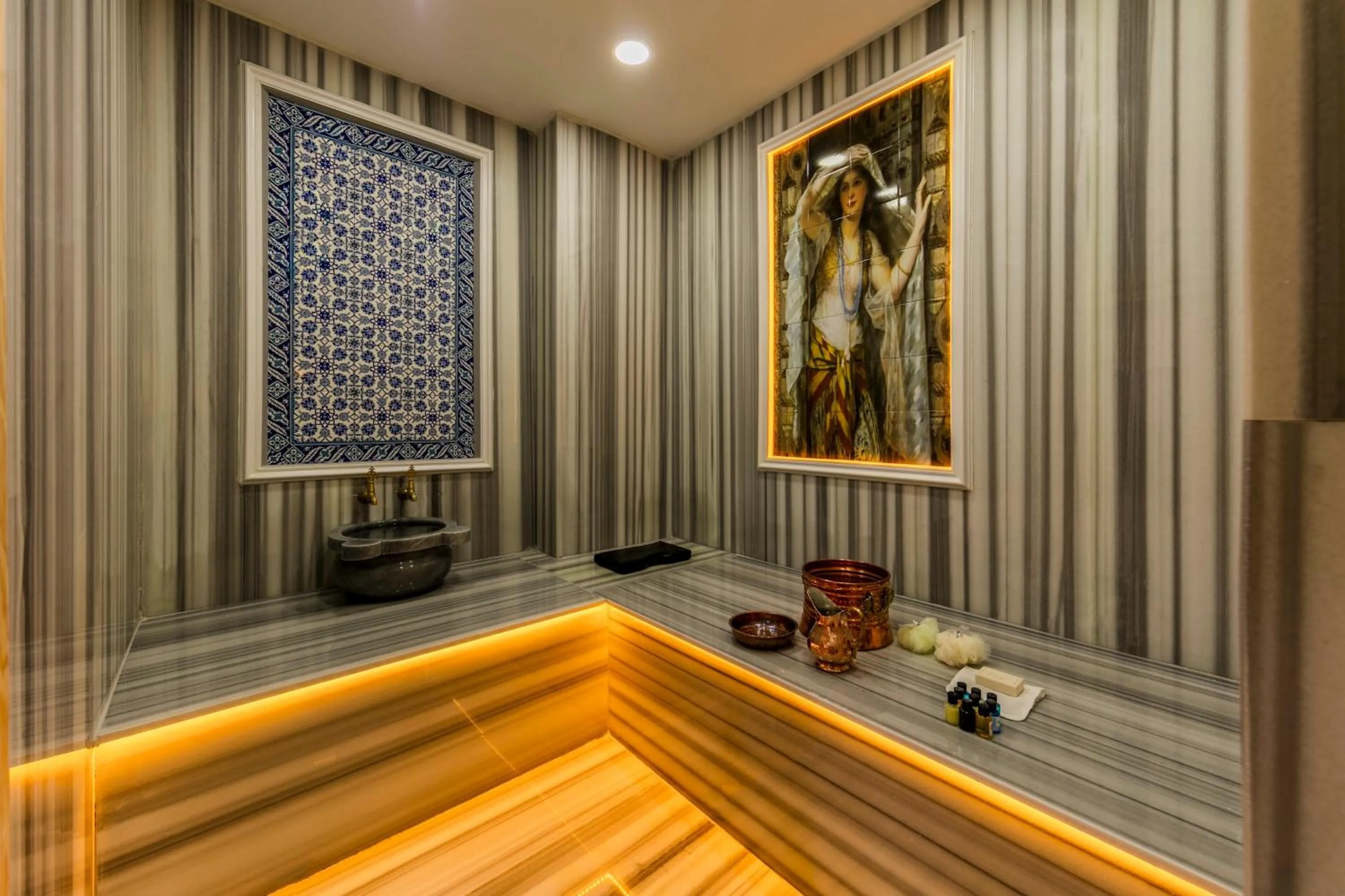 Steam room in Roys Hotel & Suites