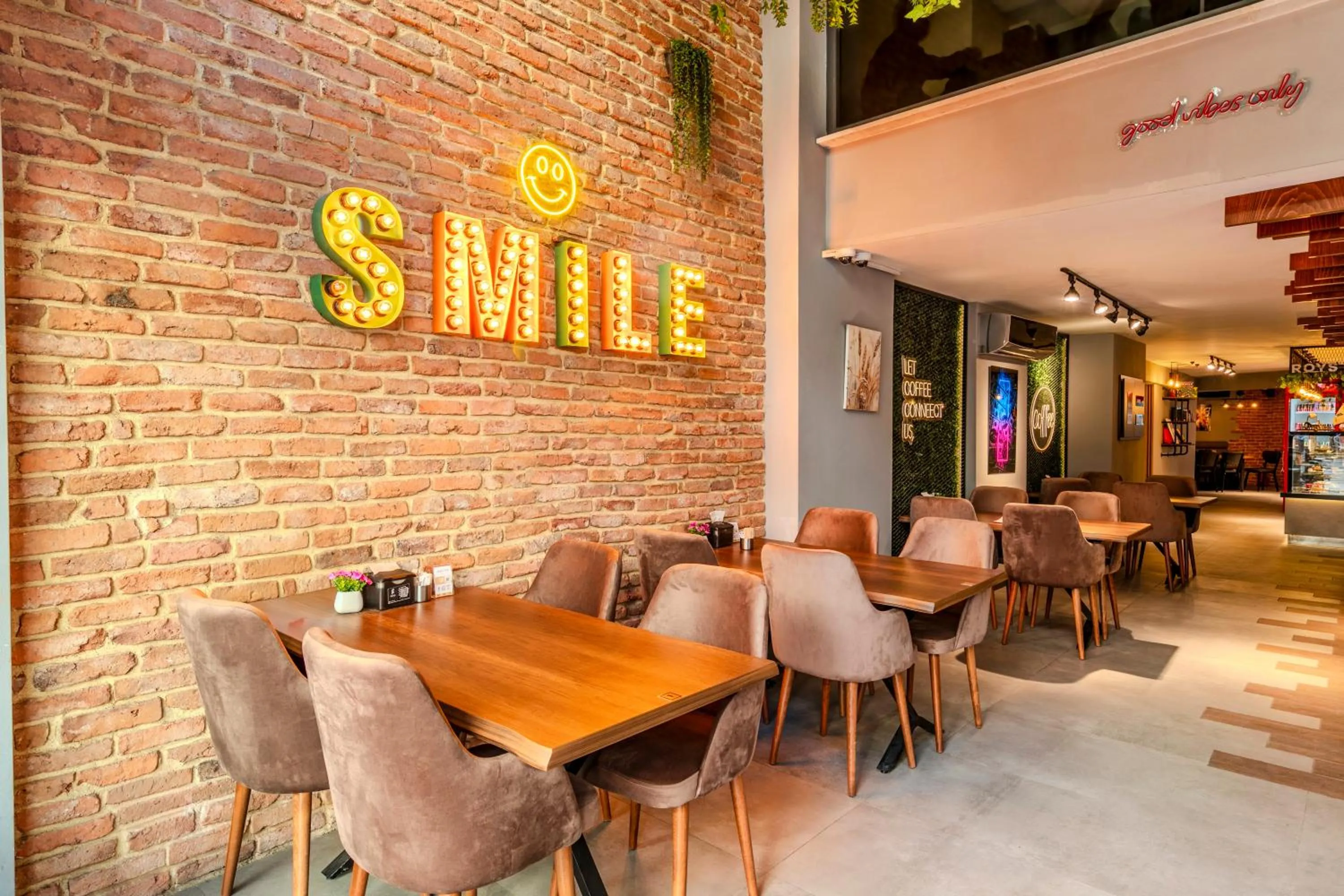 Restaurant/places to eat in Roys Hotel & Suites