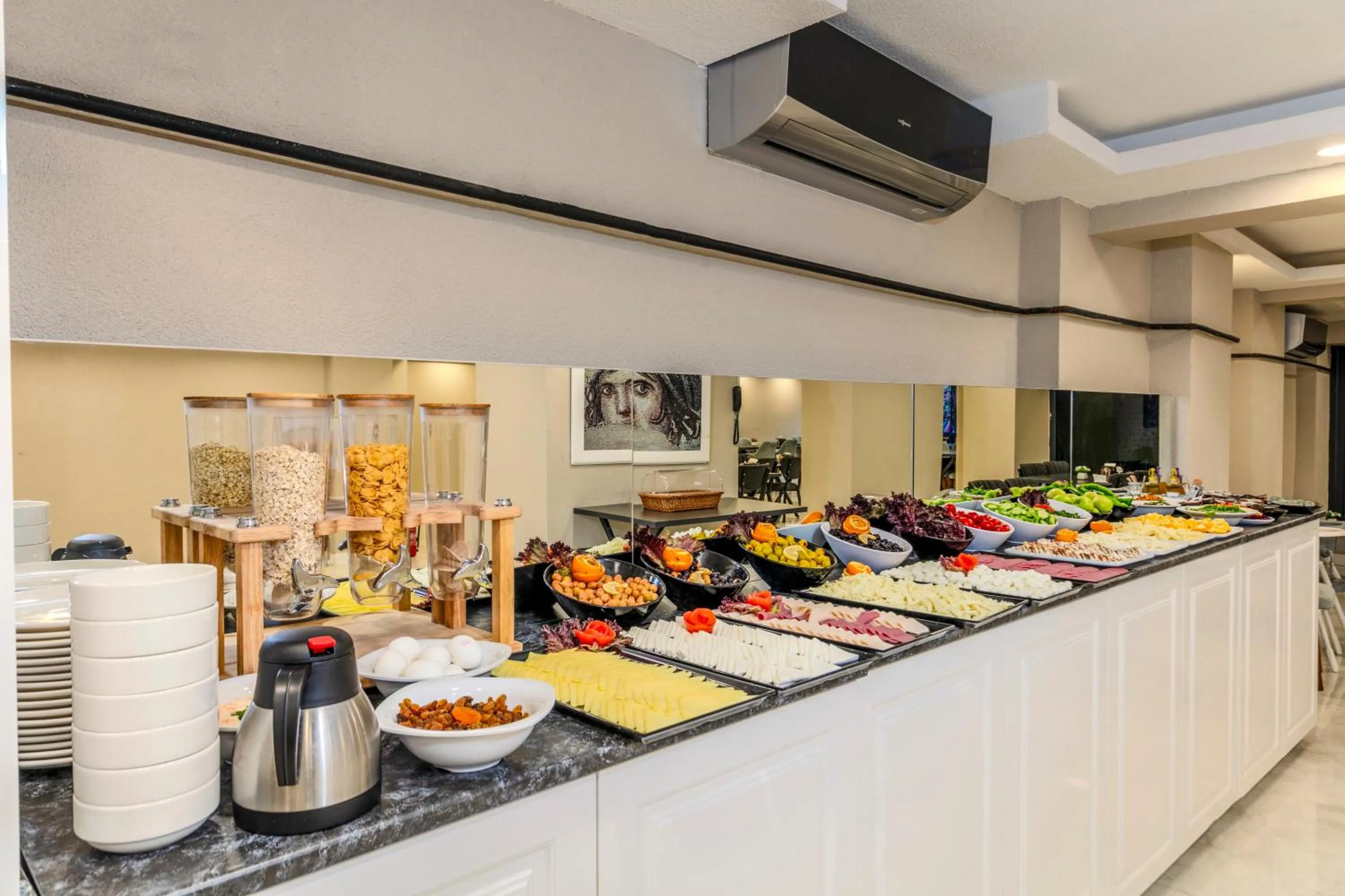 Breakfast in Roys Hotel & Suites