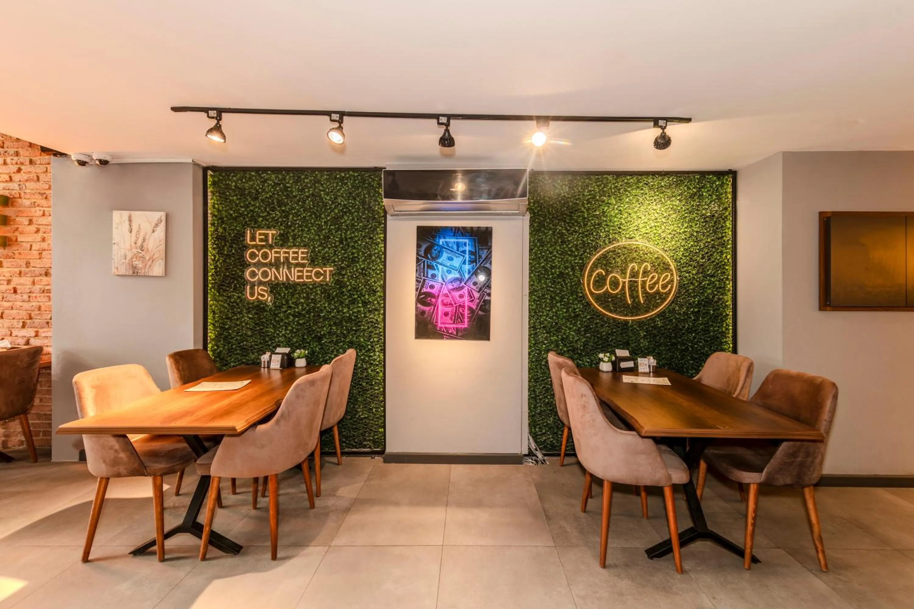 Restaurant/places to eat in Roys Hotel & Suites