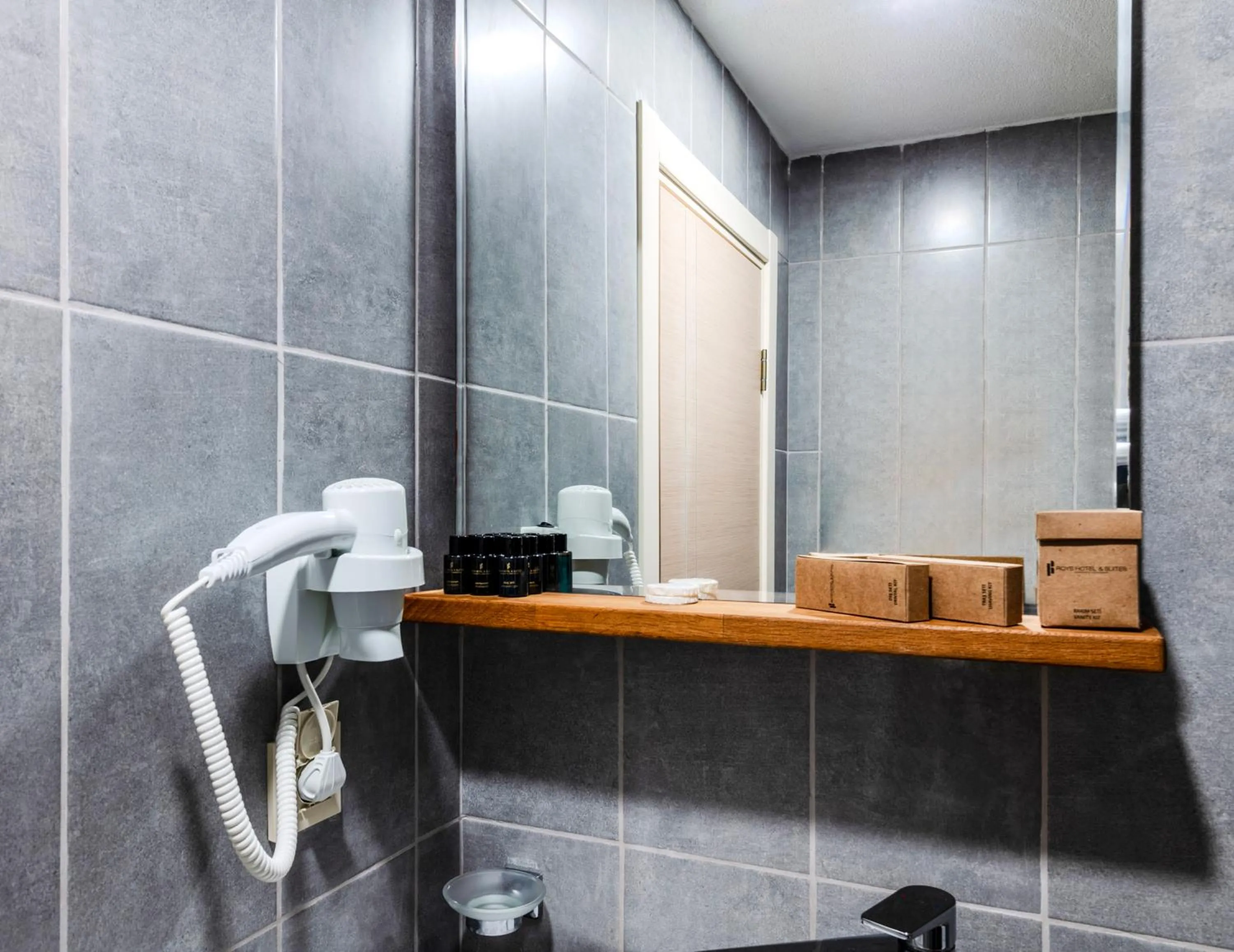 Shower in Roys Hotel & Suites