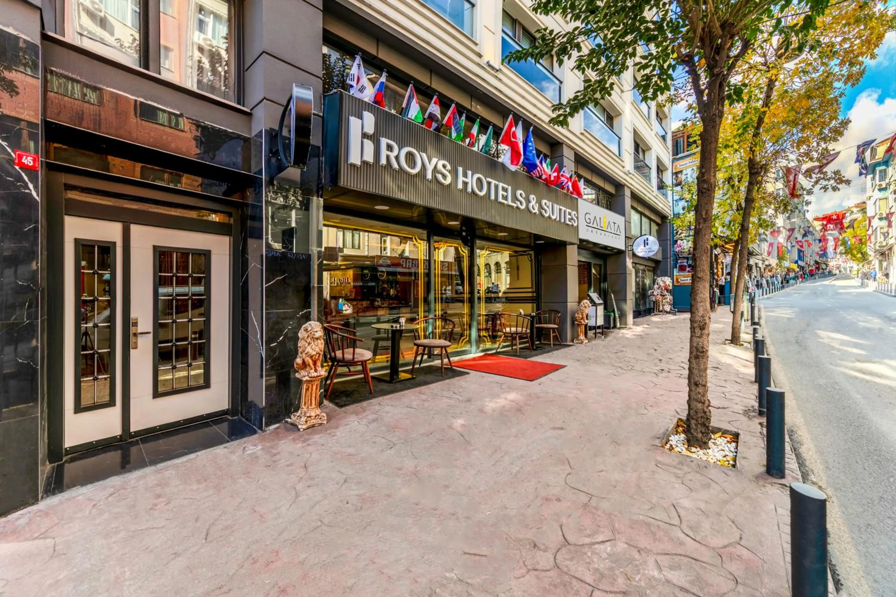 Facade/entrance in Roys Hotel & Suites