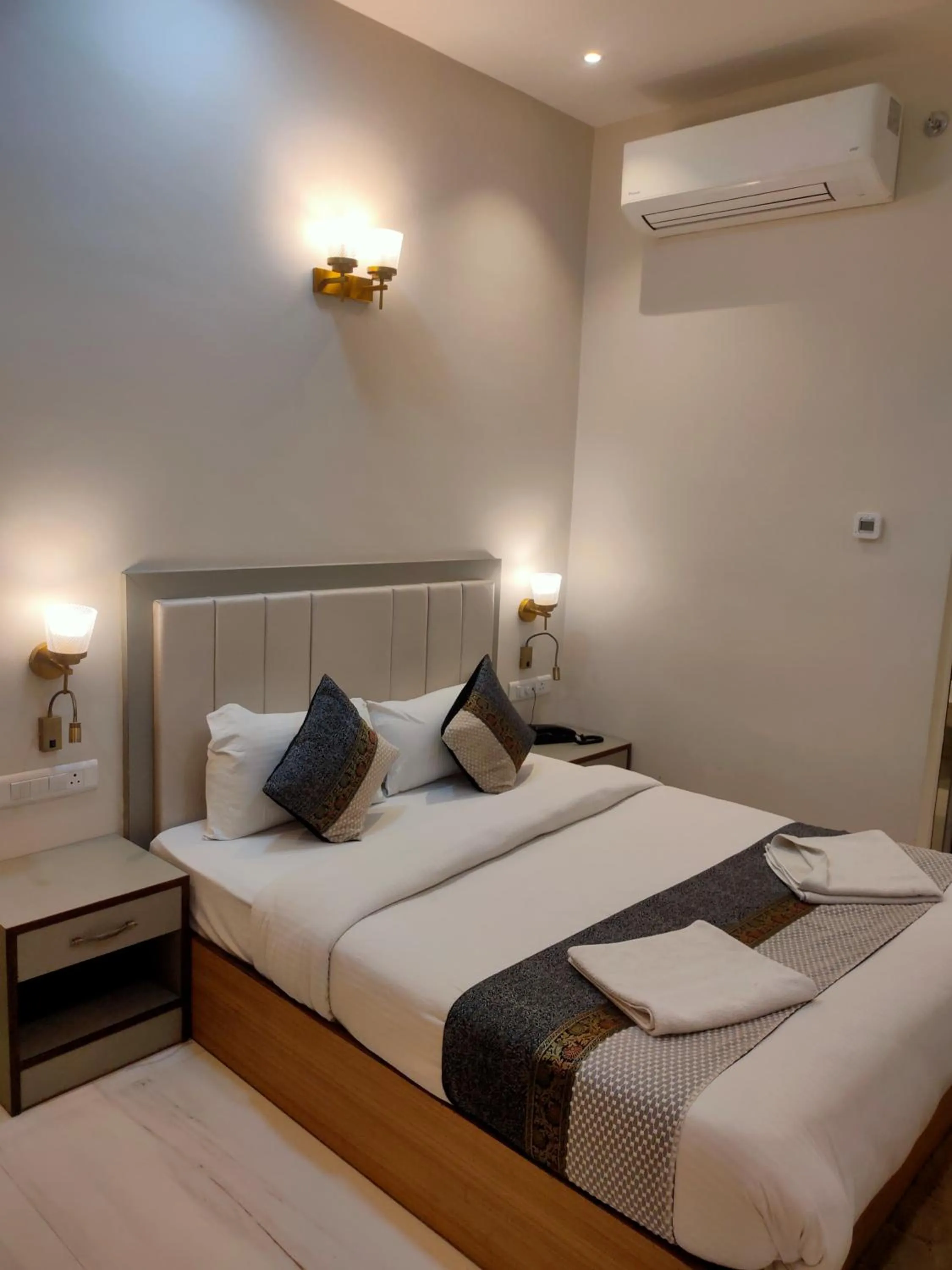 Bedroom, Bed in HVH Kashi Vishwanath - 400 meters from Kashi Vishwanath Temple & Ganga Aarti Ghat