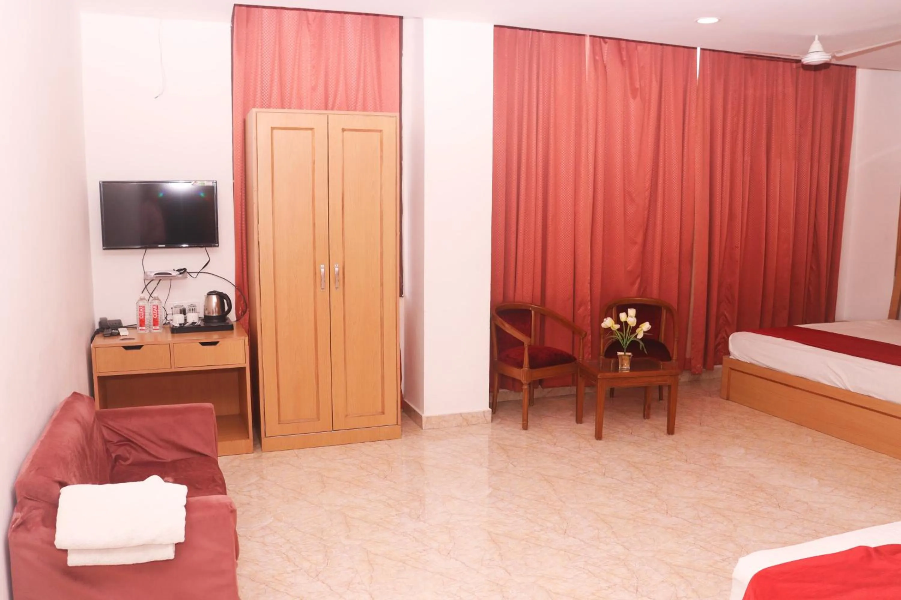 wardrobe, Bed in The Retreat