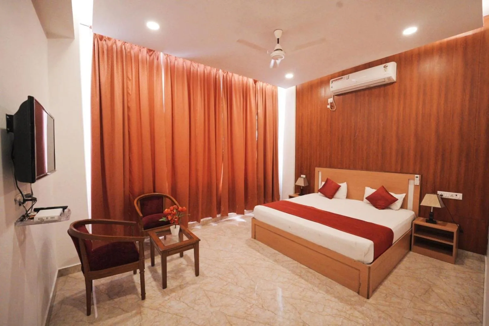 Photo of the whole room, Bed in The Retreat