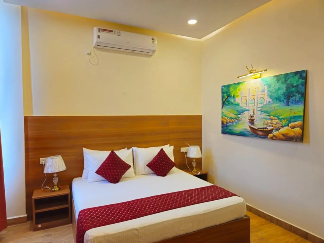 Photo of the whole room, Bed in The Retreat