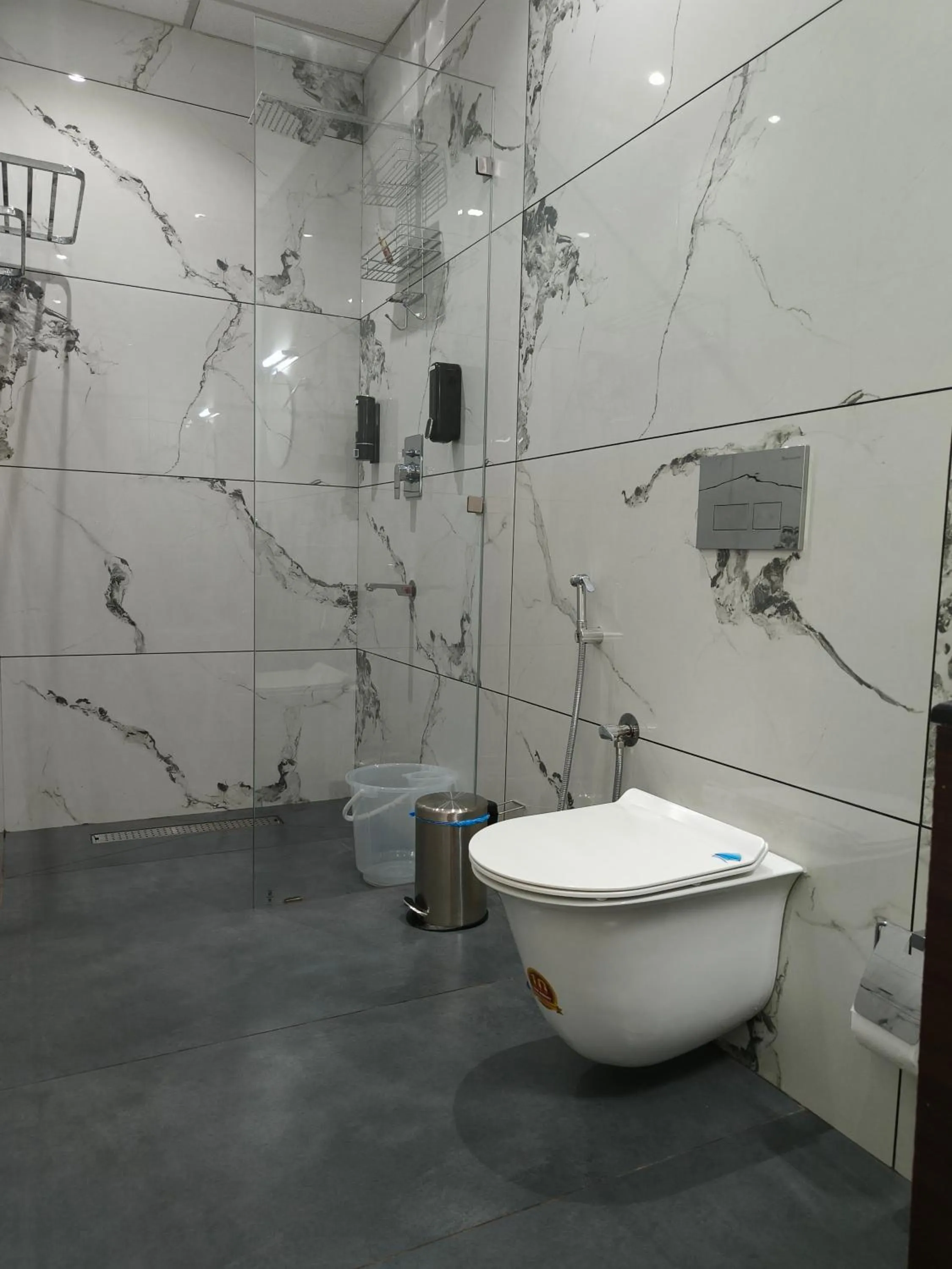 Shower in Wavealokam Beach Retreat