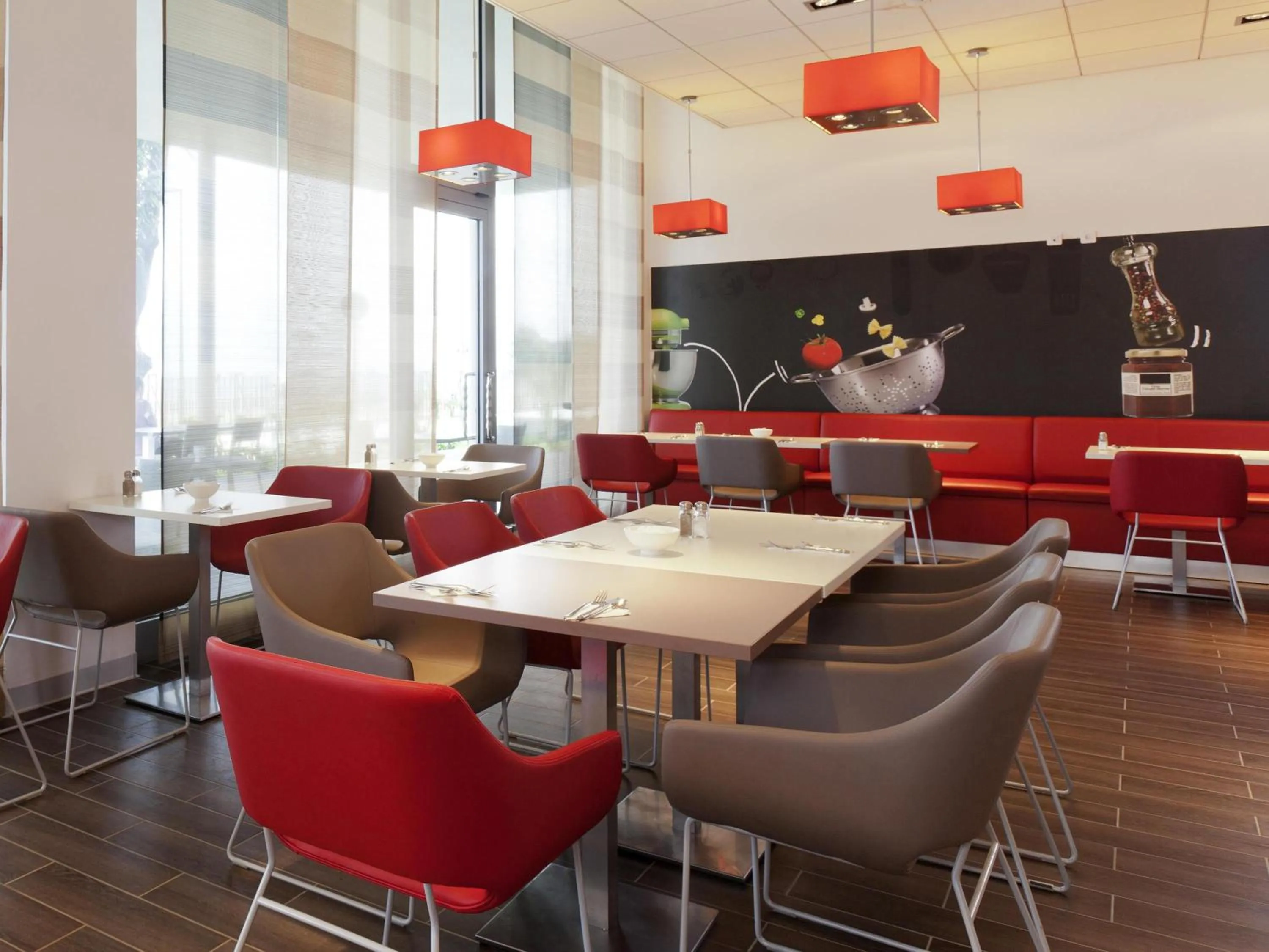 Restaurant/places to eat in Ibis Bata