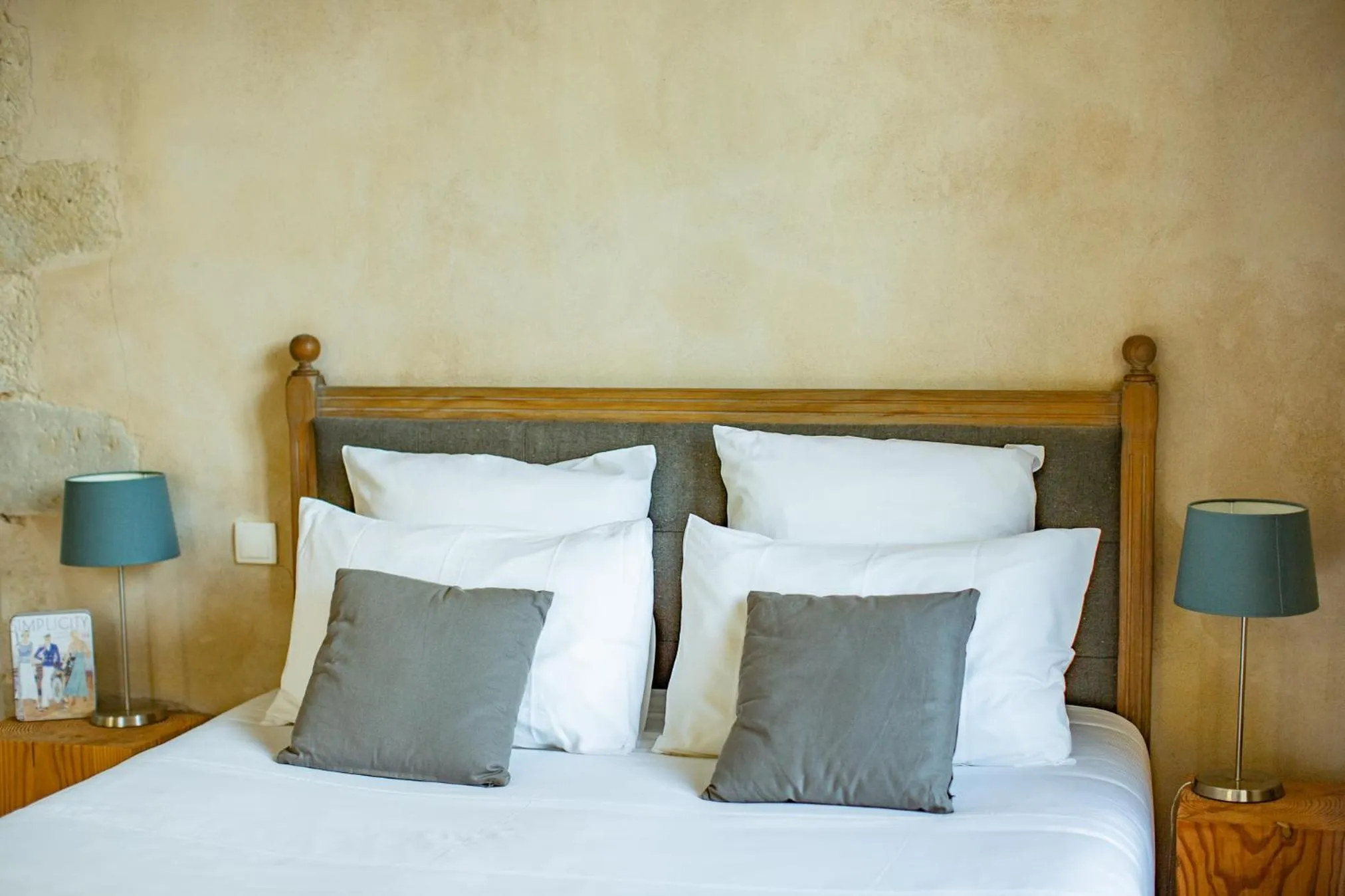 Bed in Le Castel Pierre - 7ch&7sdb avec clim, piscine XL, salle fitness et sauna pour 18 personnes