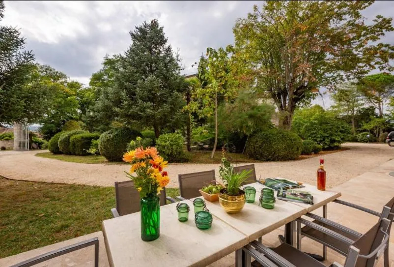 Dining area in Le Castel Pierre - 7ch&7sdb avec clim, piscine XL, salle fitness et sauna pour 18 personnes