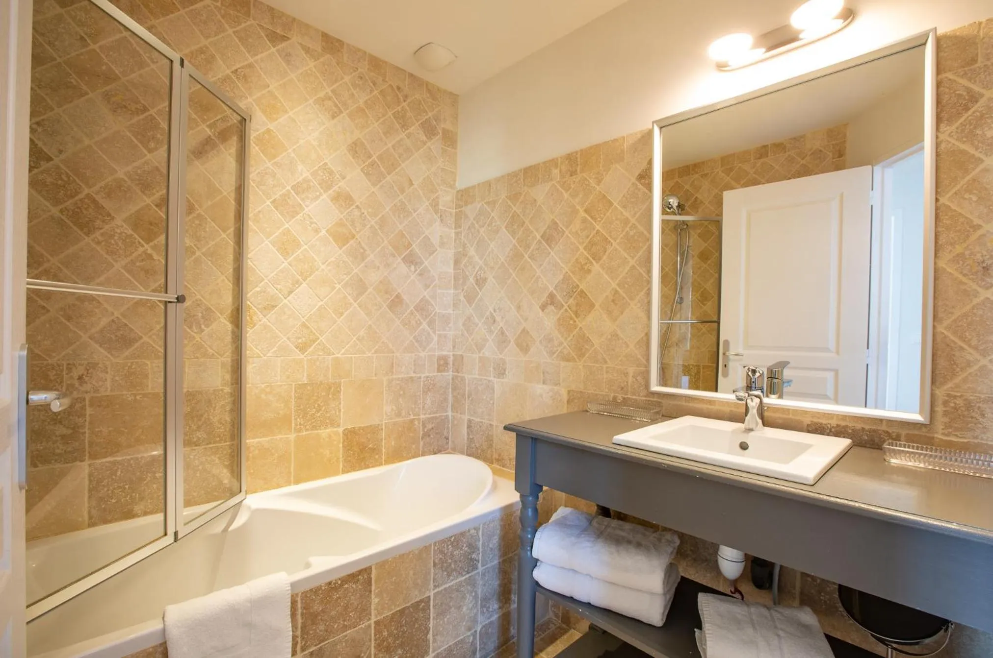 Shower in Le Castel Pierre - 7ch&7sdb avec clim, piscine XL, salle fitness et sauna pour 18 personnes