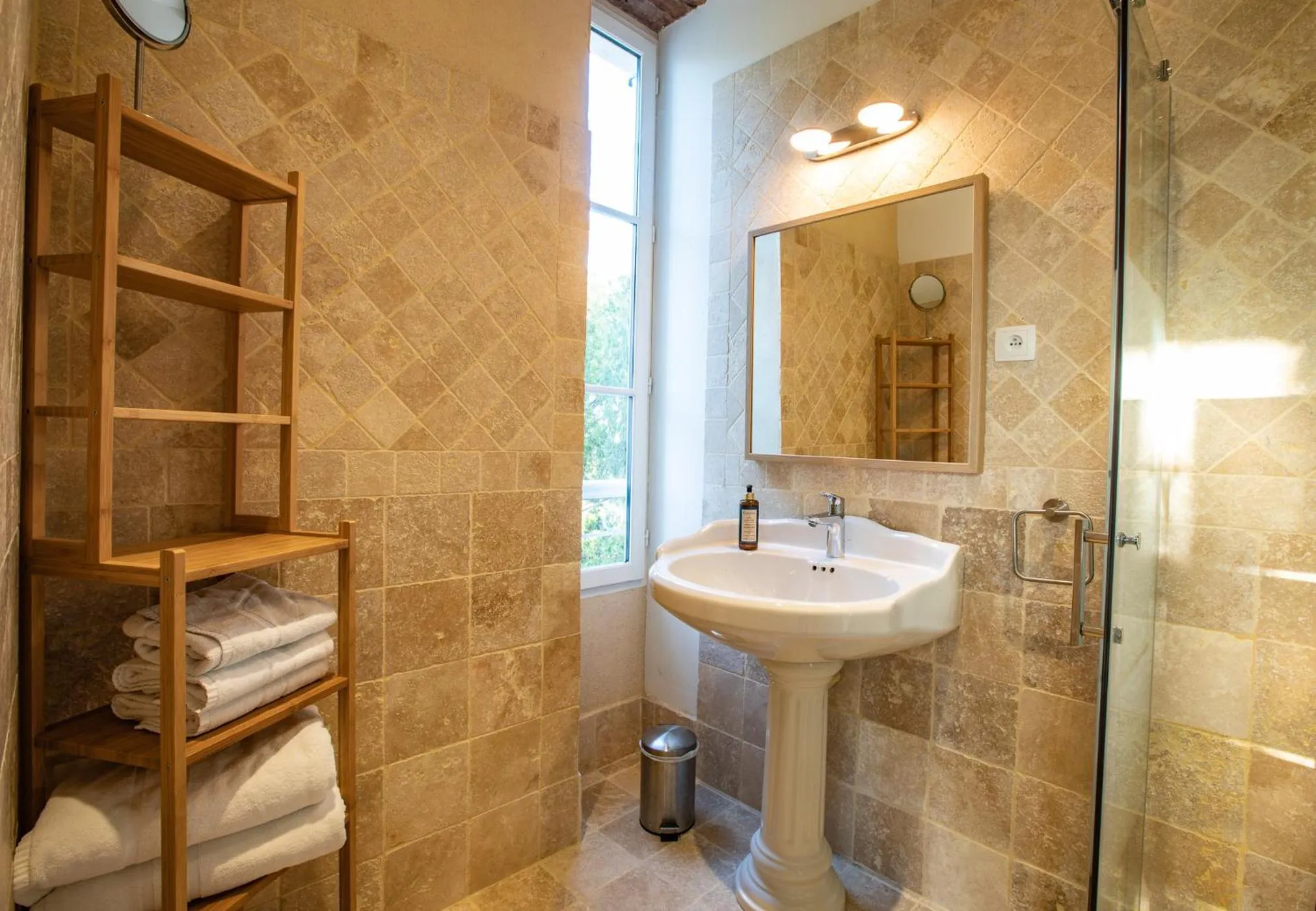 Shower in Le Castel Pierre - 7ch&7sdb avec clim, piscine XL, salle fitness et sauna pour 18 personnes