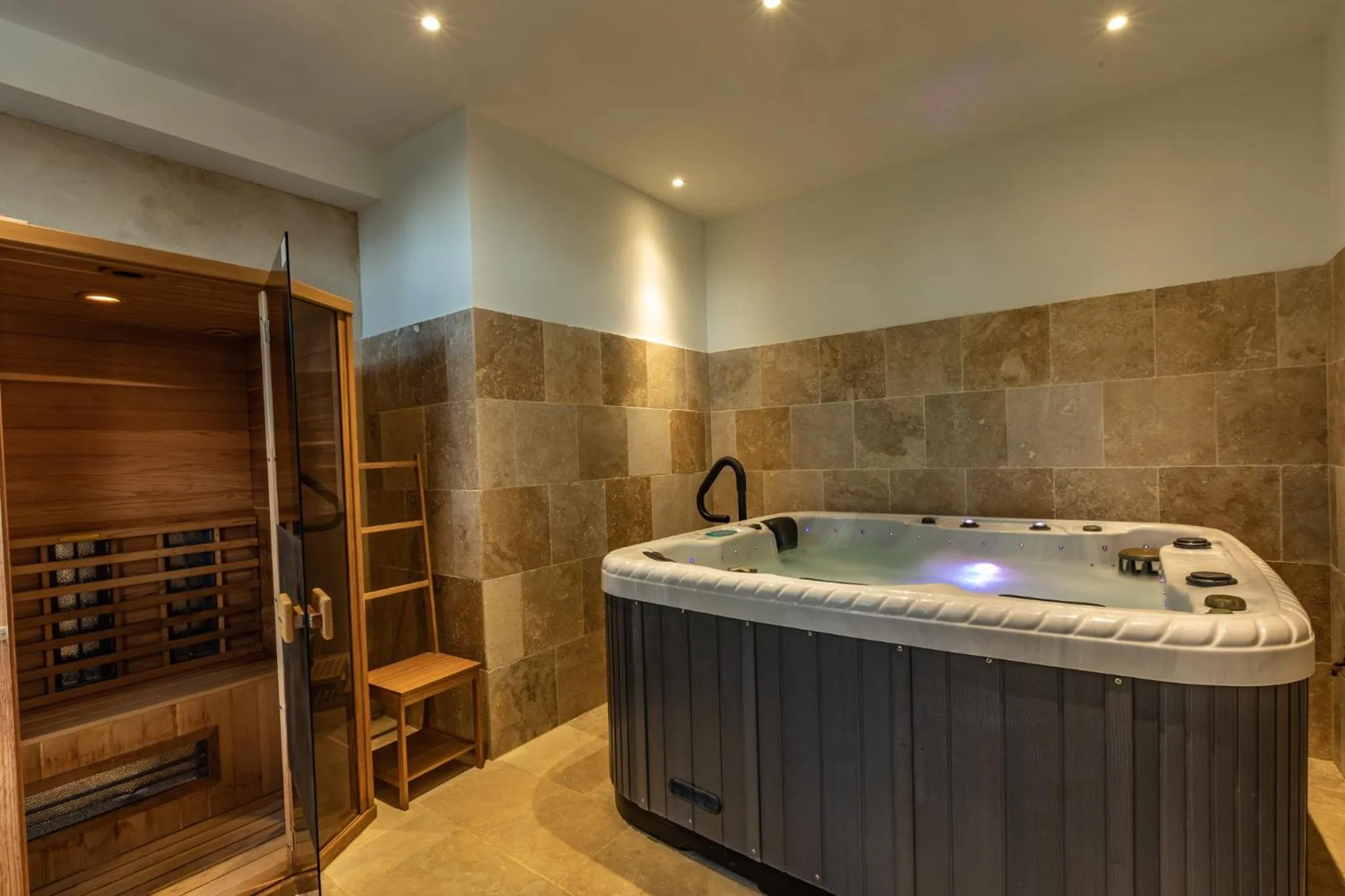 Hot Tub in Le Castel Pierre - 7ch&7sdb avec clim, piscine XL, salle fitness et sauna pour 18 personnes