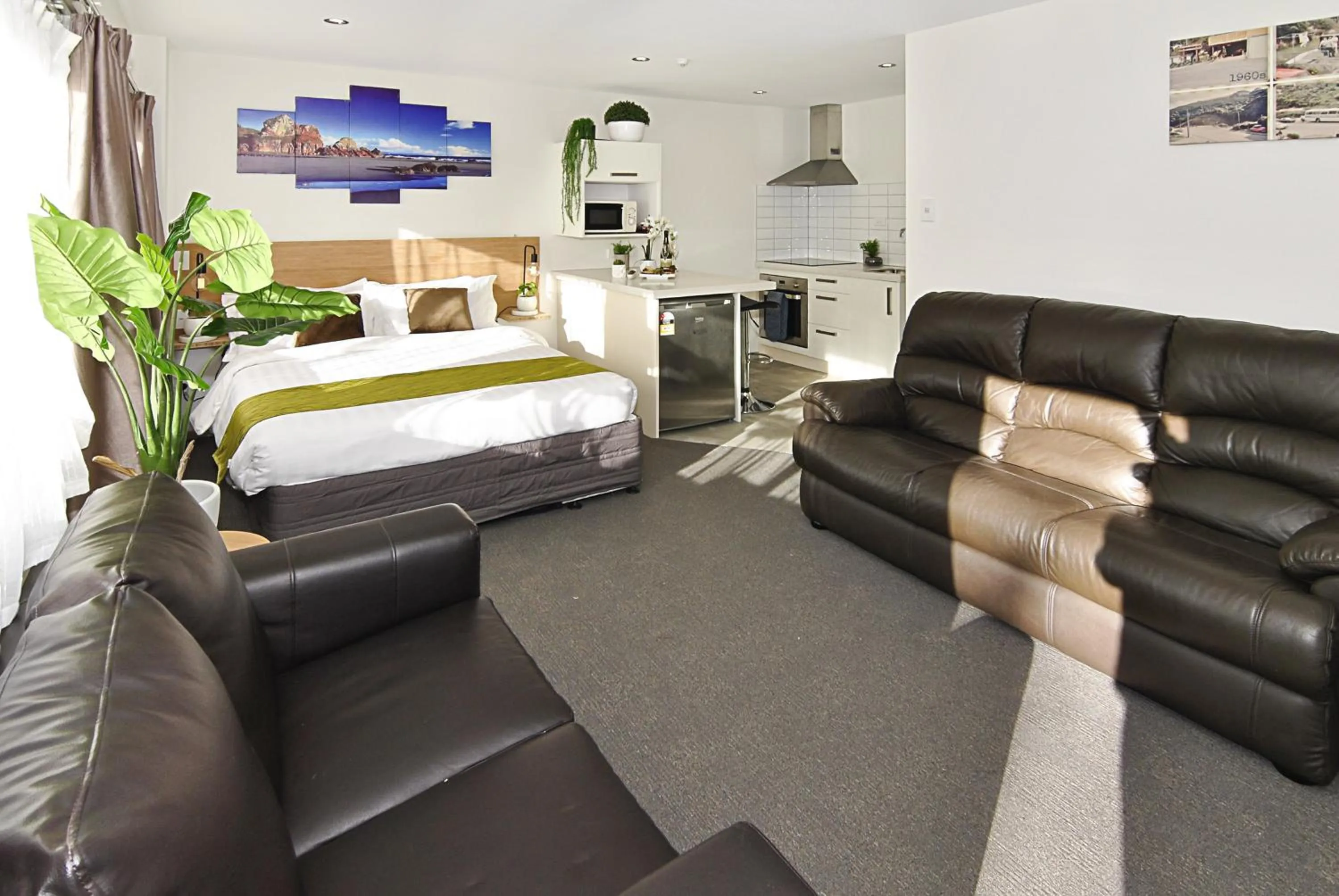 Living room, Bed in Newlands Court Motel