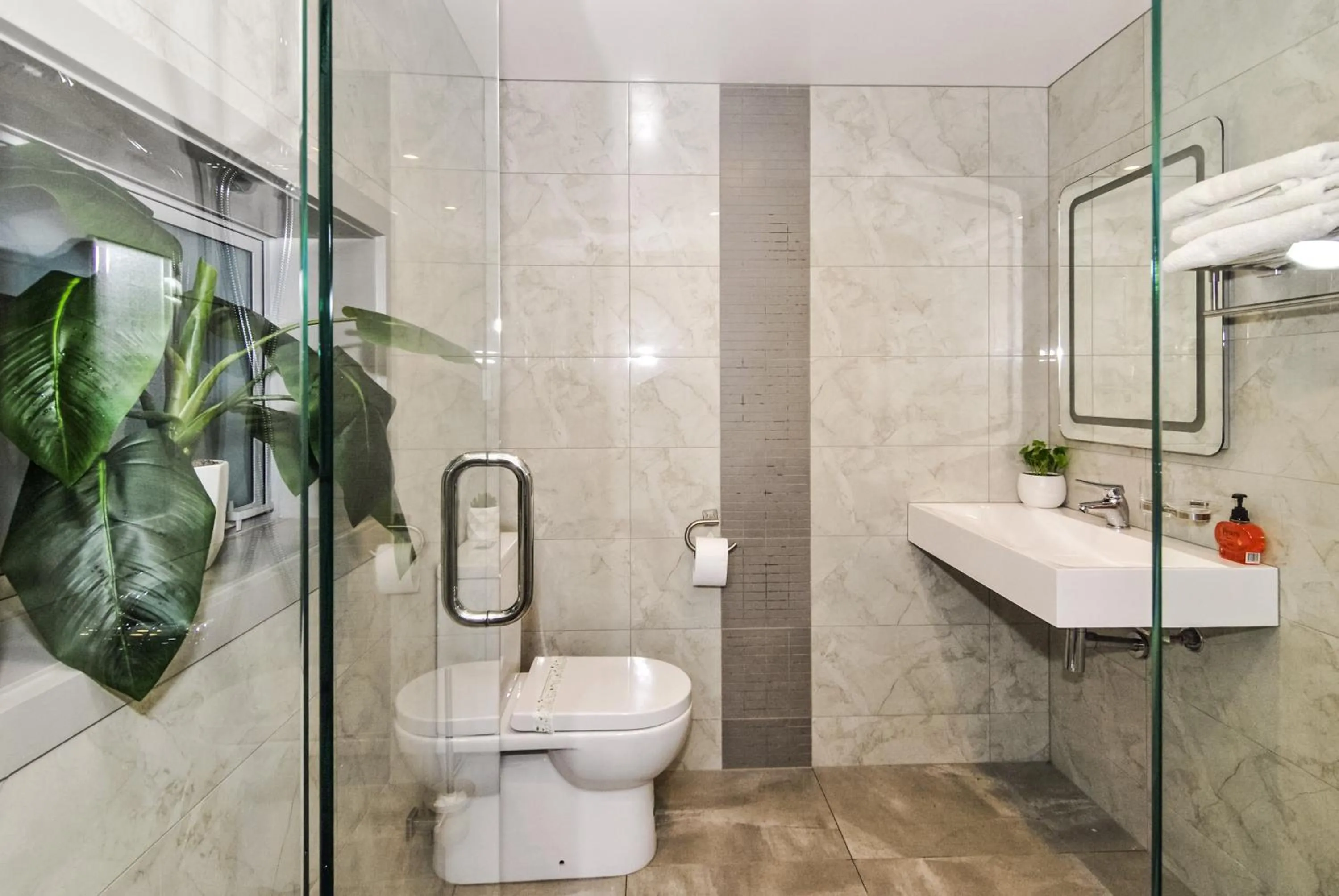 Toilet in Newlands Court Motel