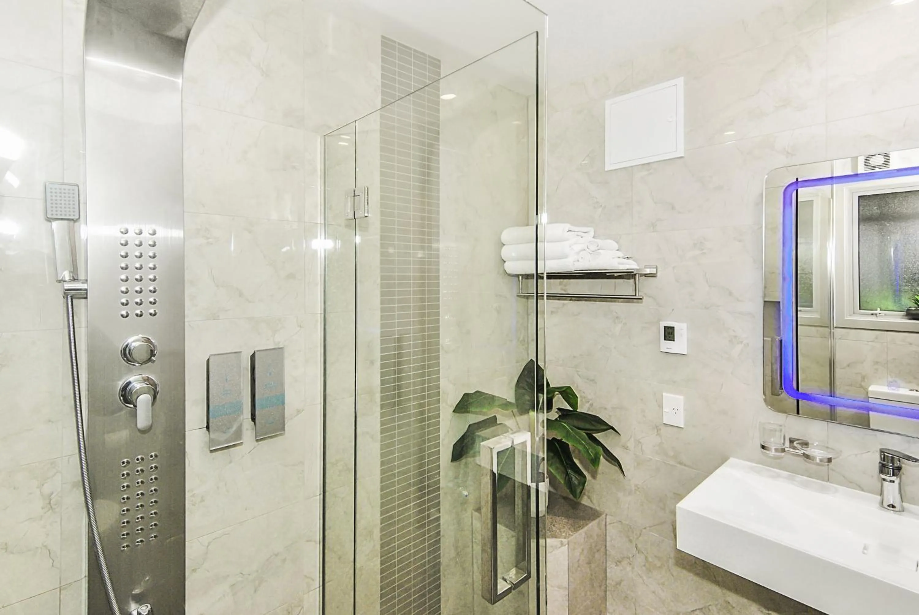 Shower in Newlands Court Motel