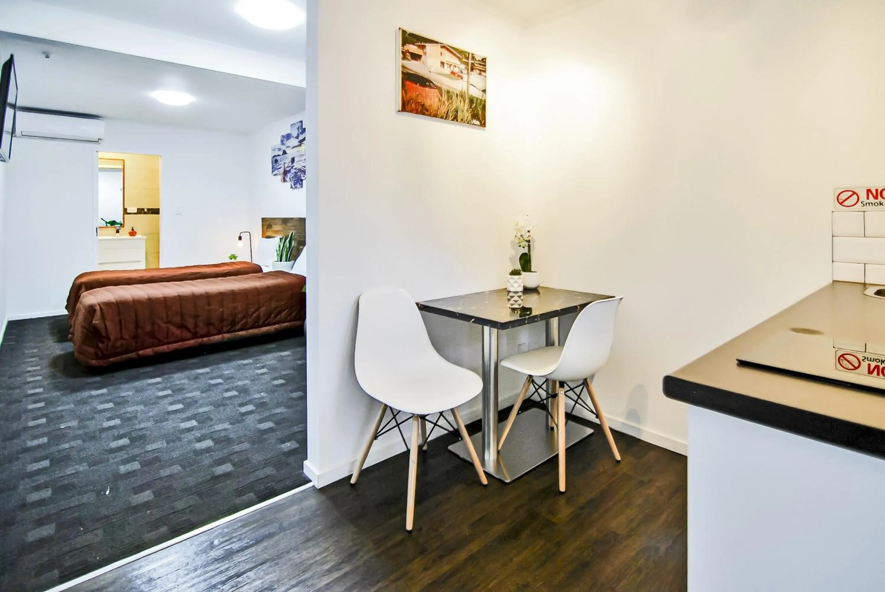 Dining area, Bed in Newlands Court Motel