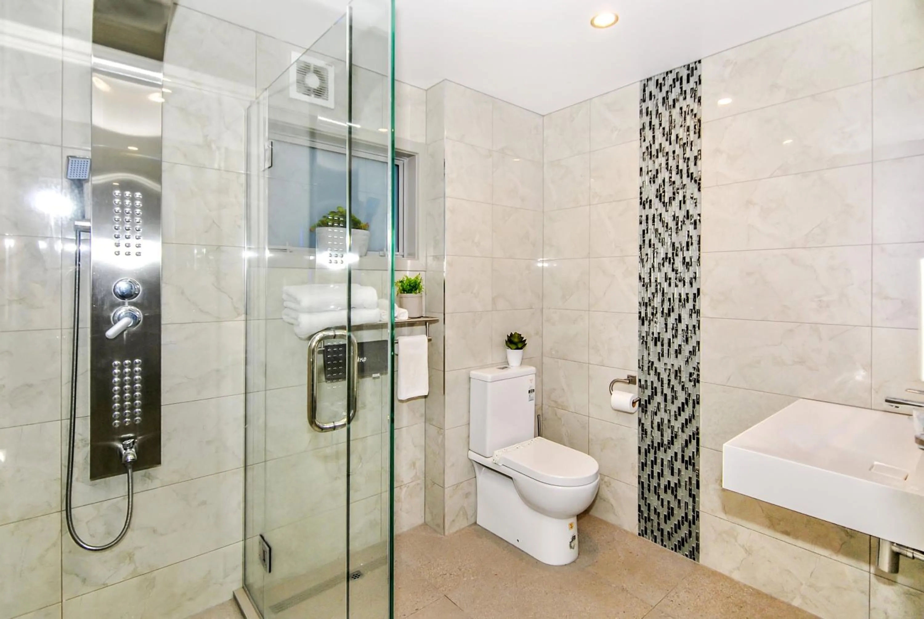 Shower in Newlands Court Motel