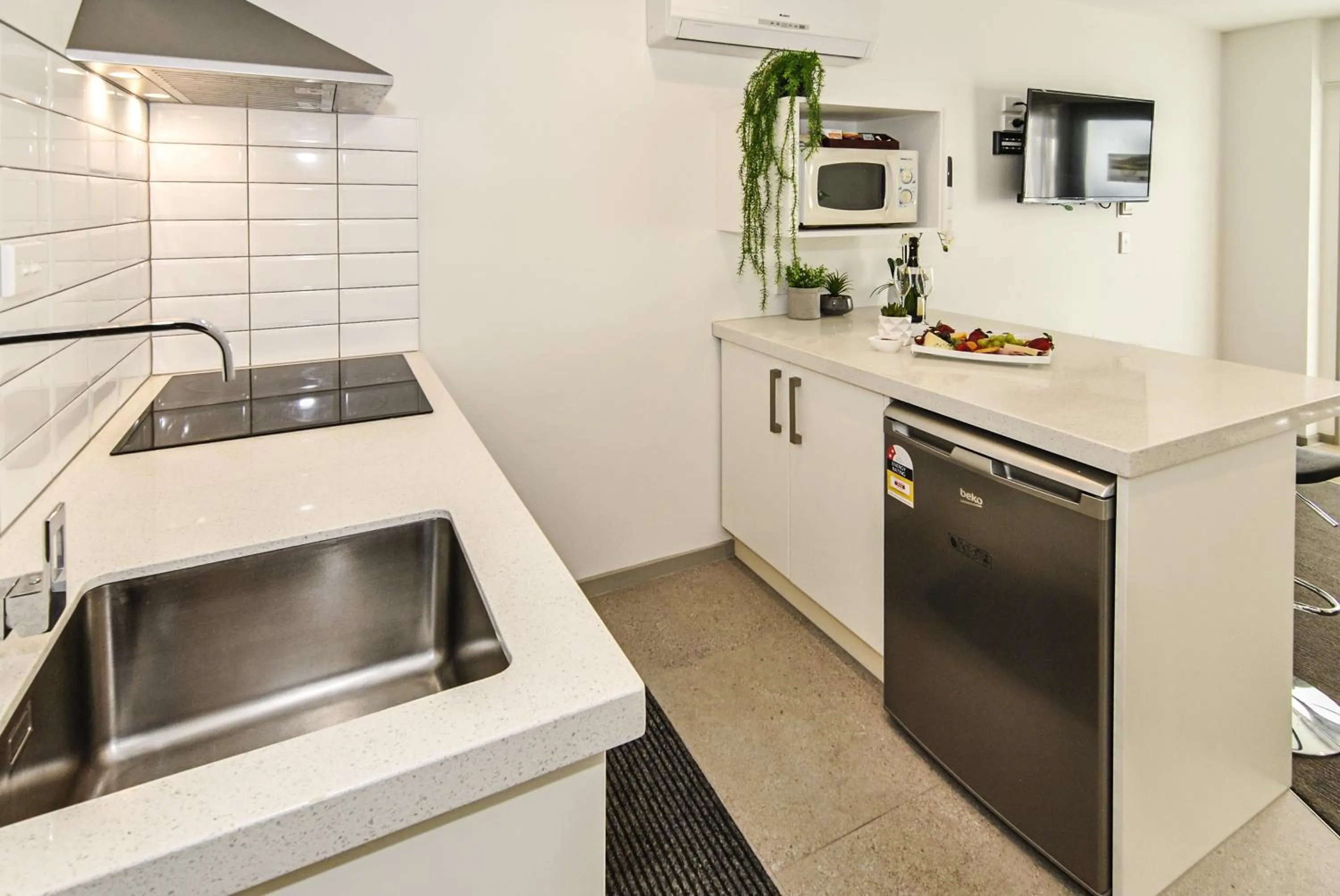 Kitchen or kitchenette in Newlands Court Motel