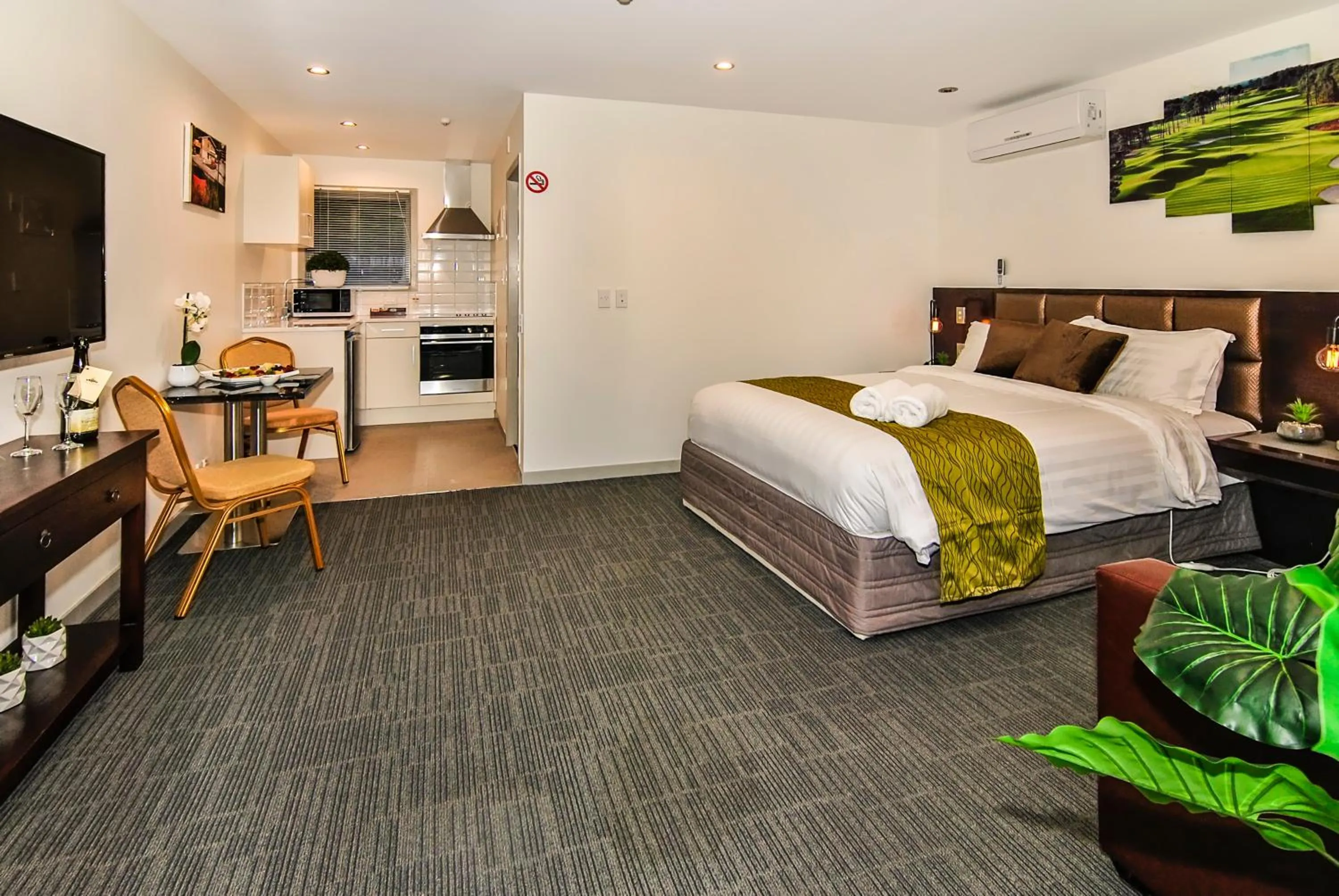 Bed in Newlands Court Motel