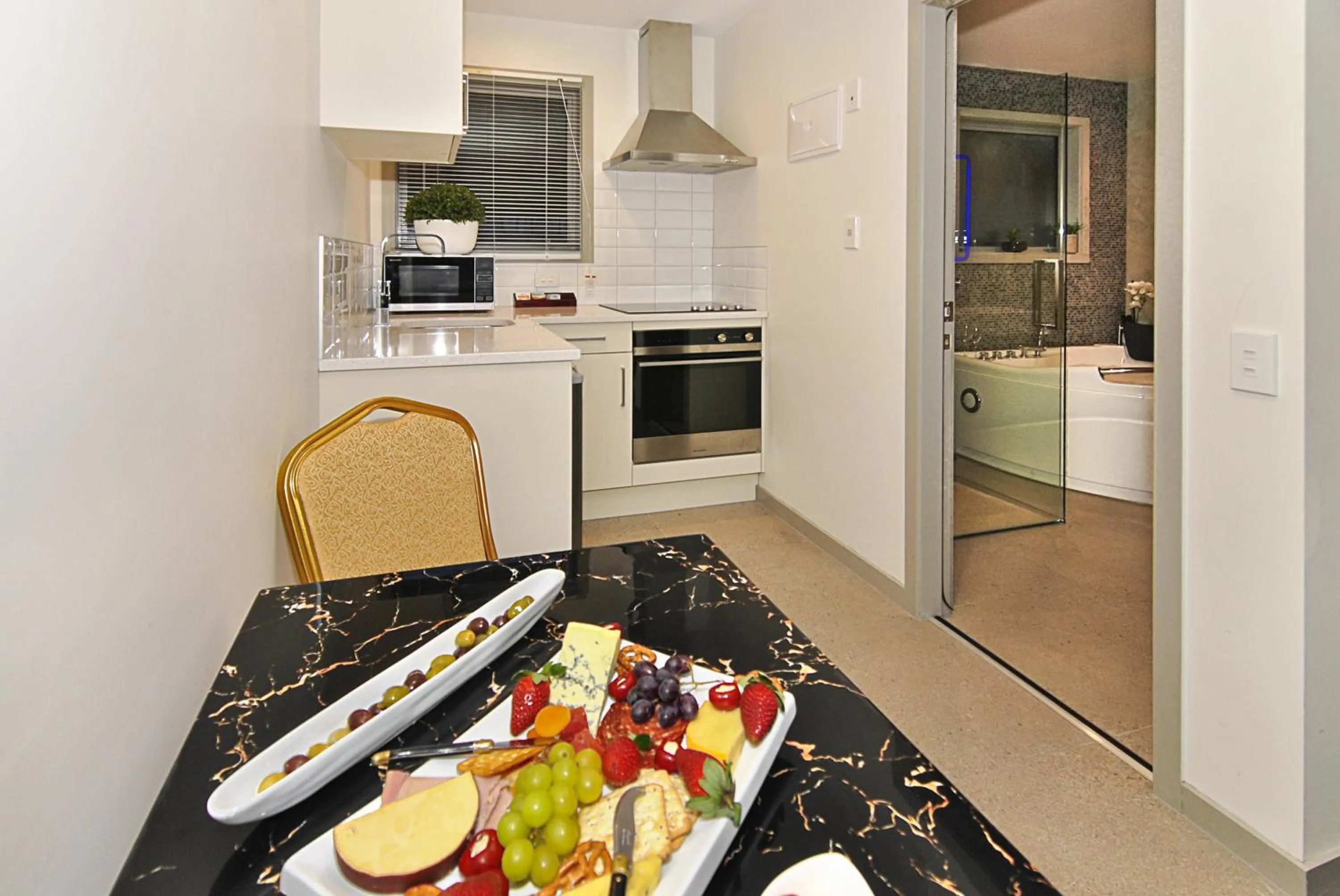 Kitchen or kitchenette in Newlands Court Motel