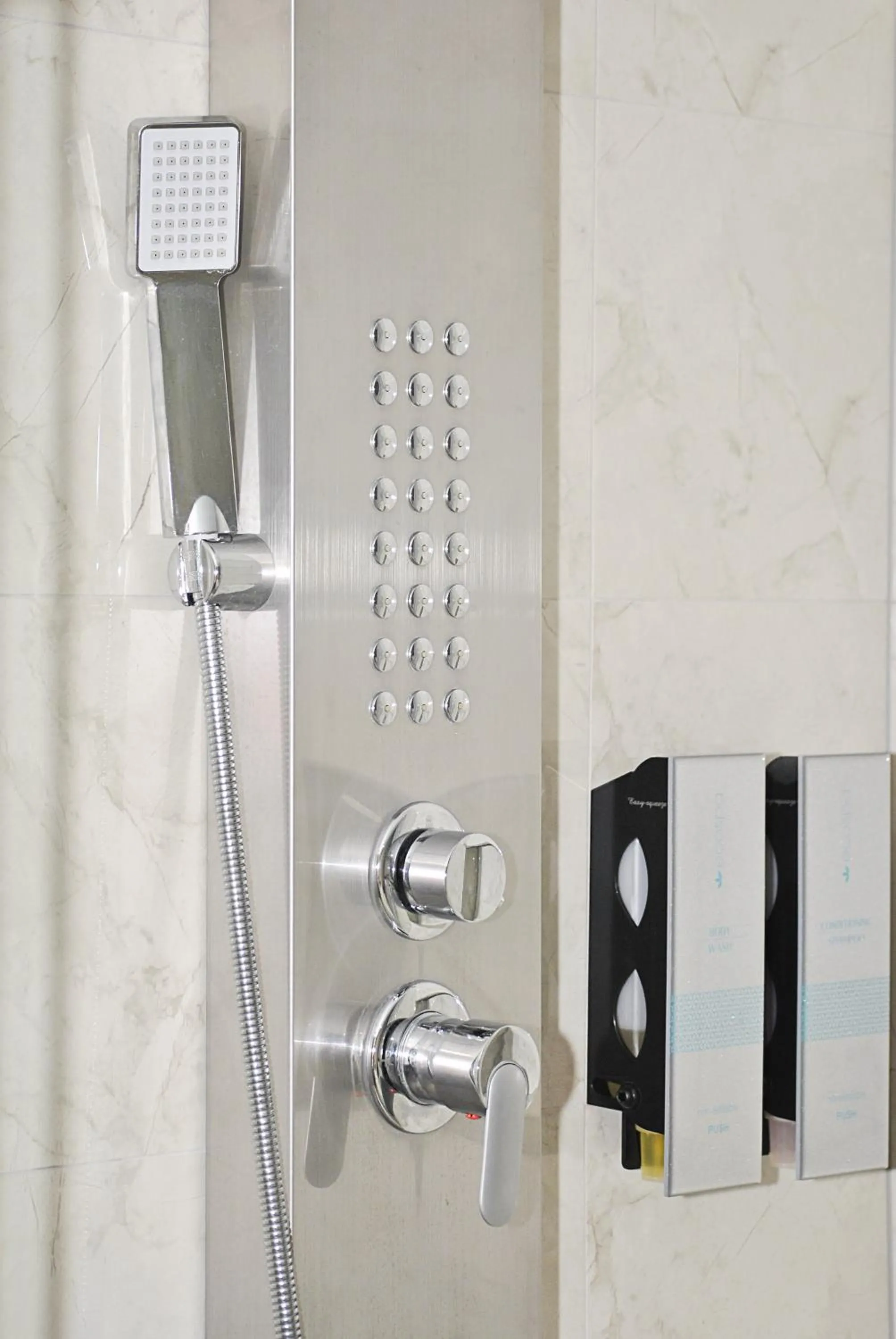 Shower in Newlands Court Motel