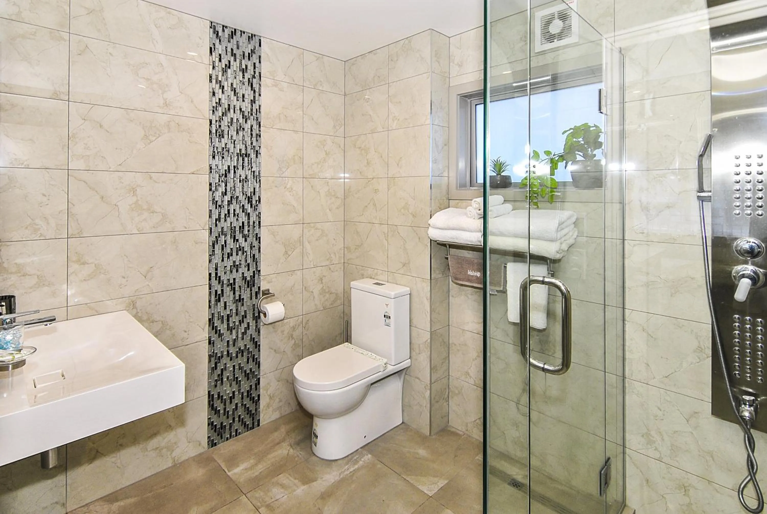 Shower in Newlands Court Motel