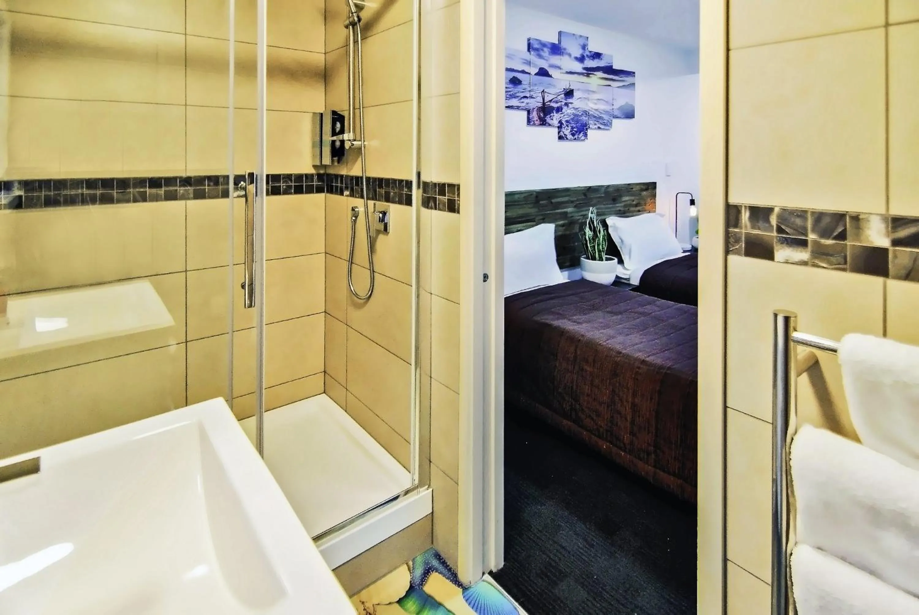 Bathroom, Bed in Newlands Court Motel