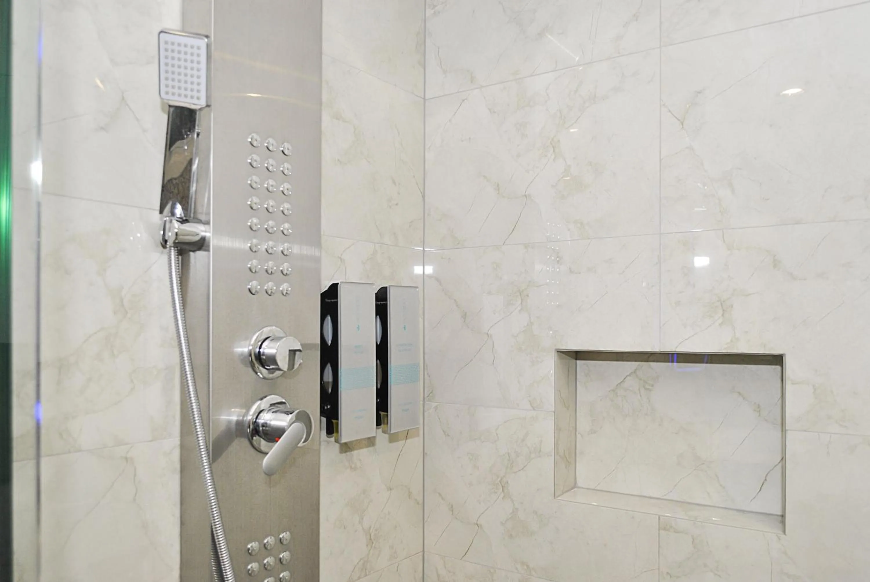 Shower in Newlands Court Motel