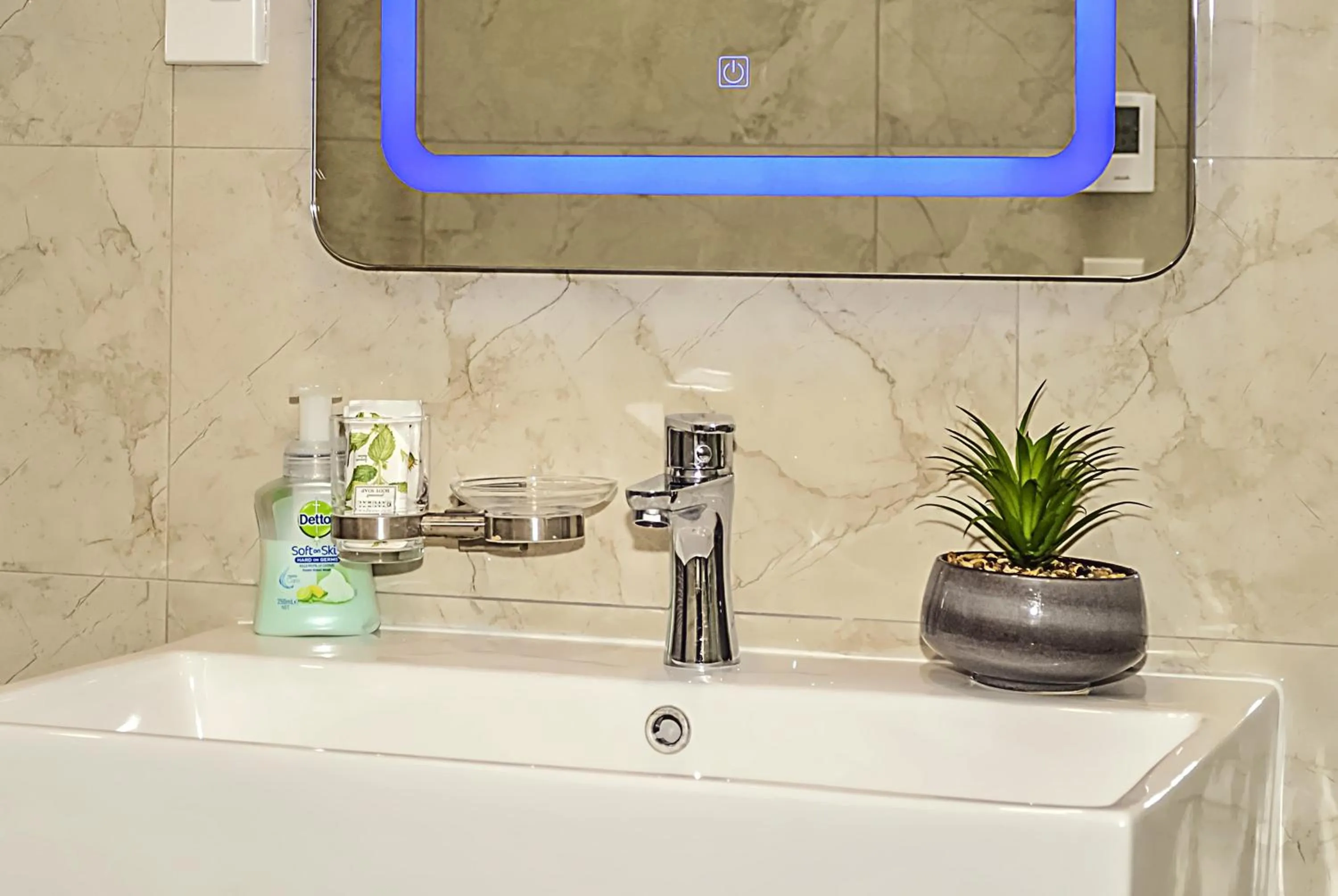 Bathroom in Newlands Court Motel