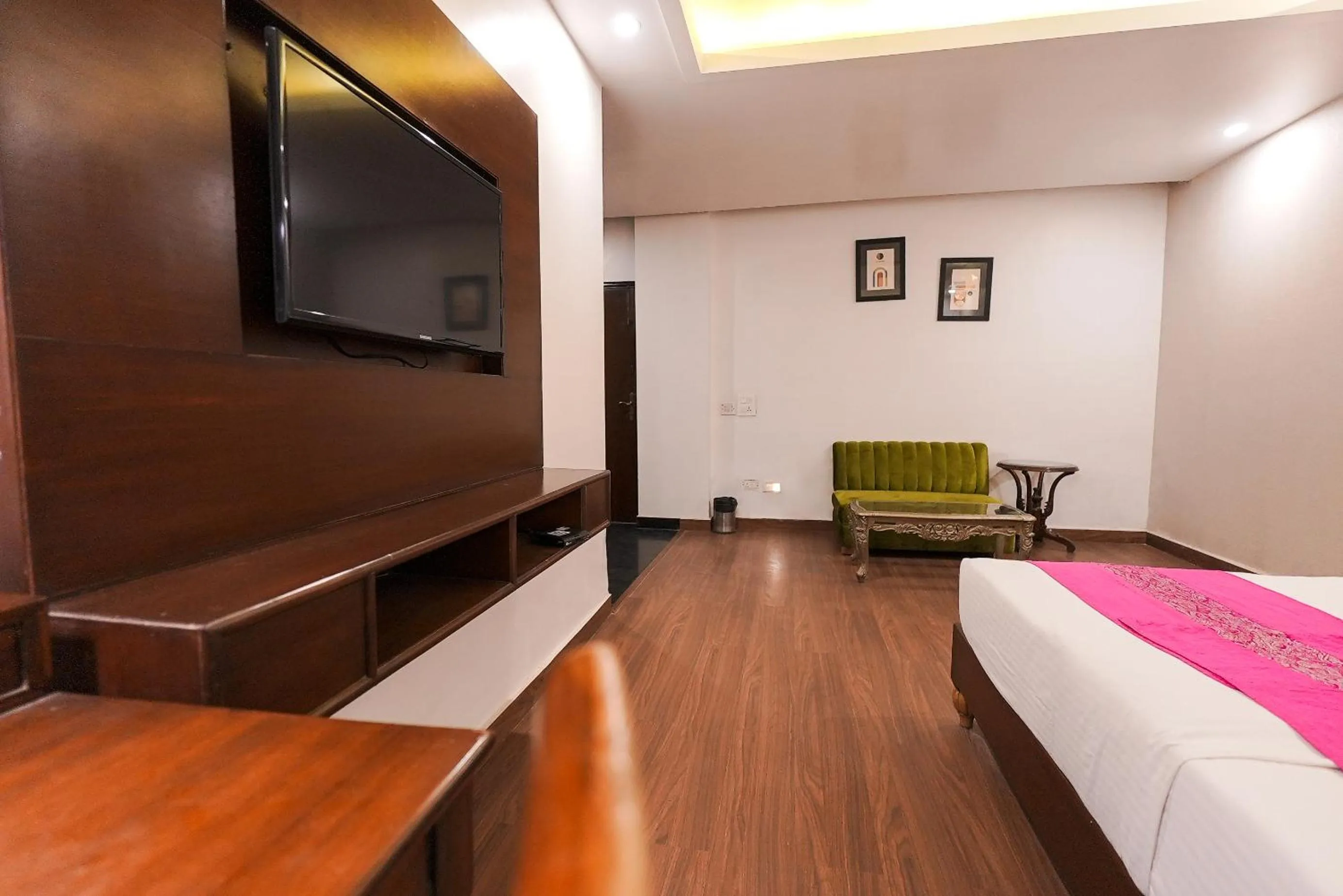 Restaurant/places to eat, Bed in HotelMaple Ridge