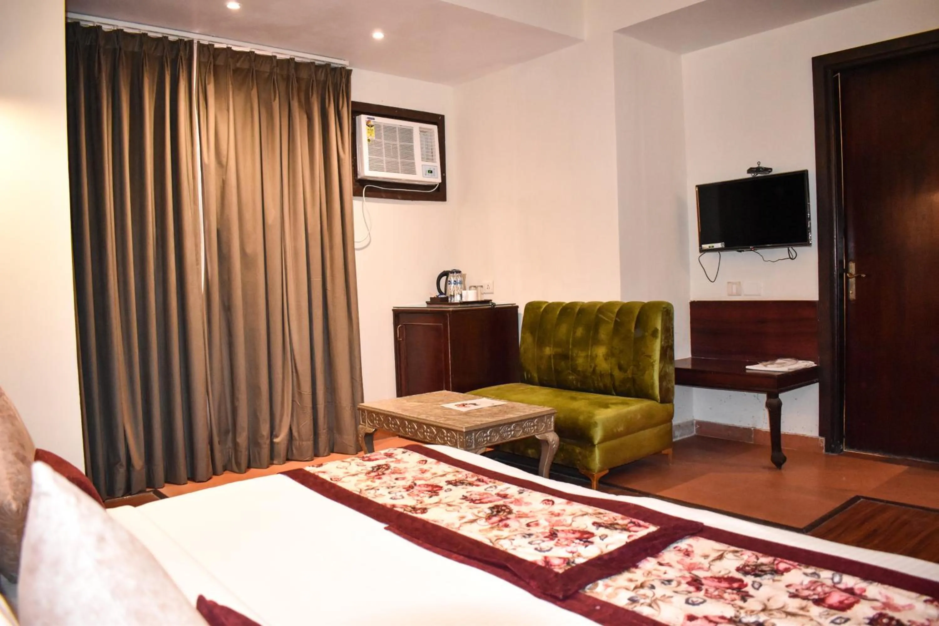 Bedroom, Bed in HotelMaple Ridge