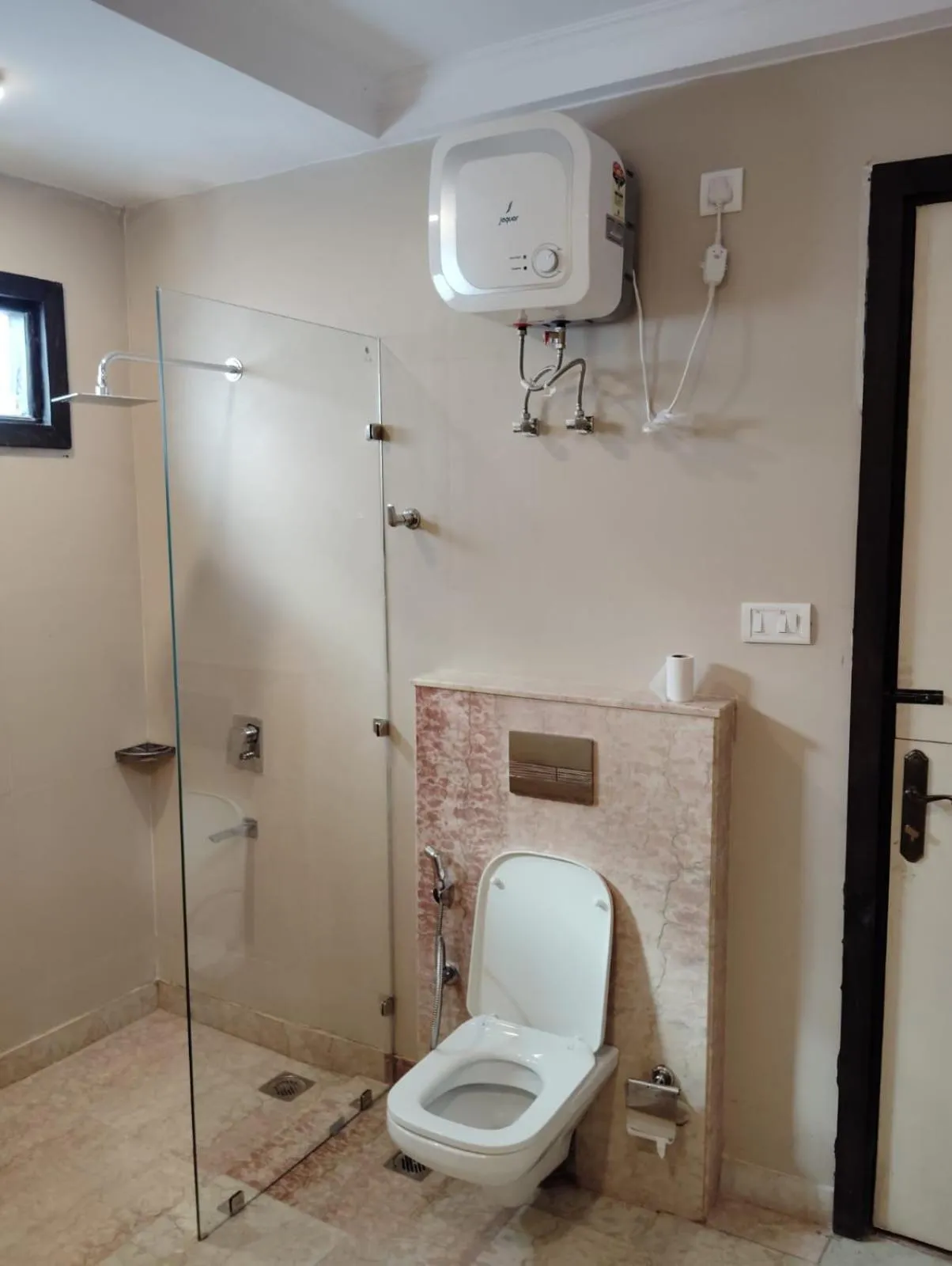 Shower in HotelMaple Ridge