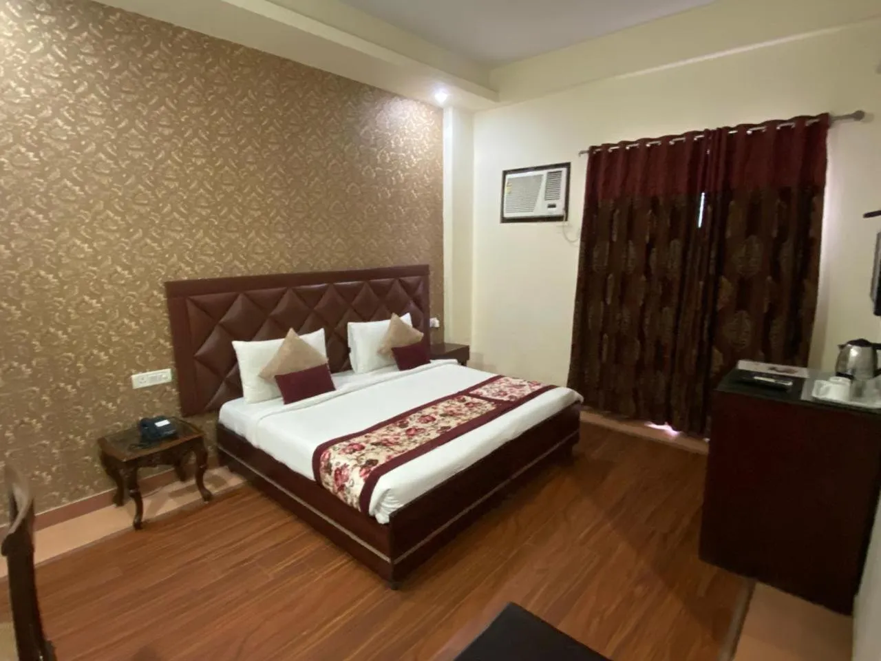 Bedroom, Bed in HotelMaple Ridge