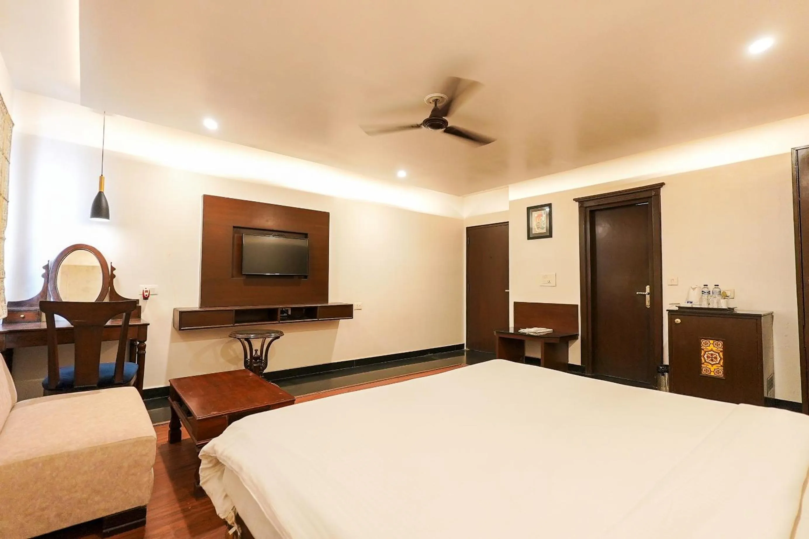 Photo of the whole room, Bed in HotelMaple Ridge