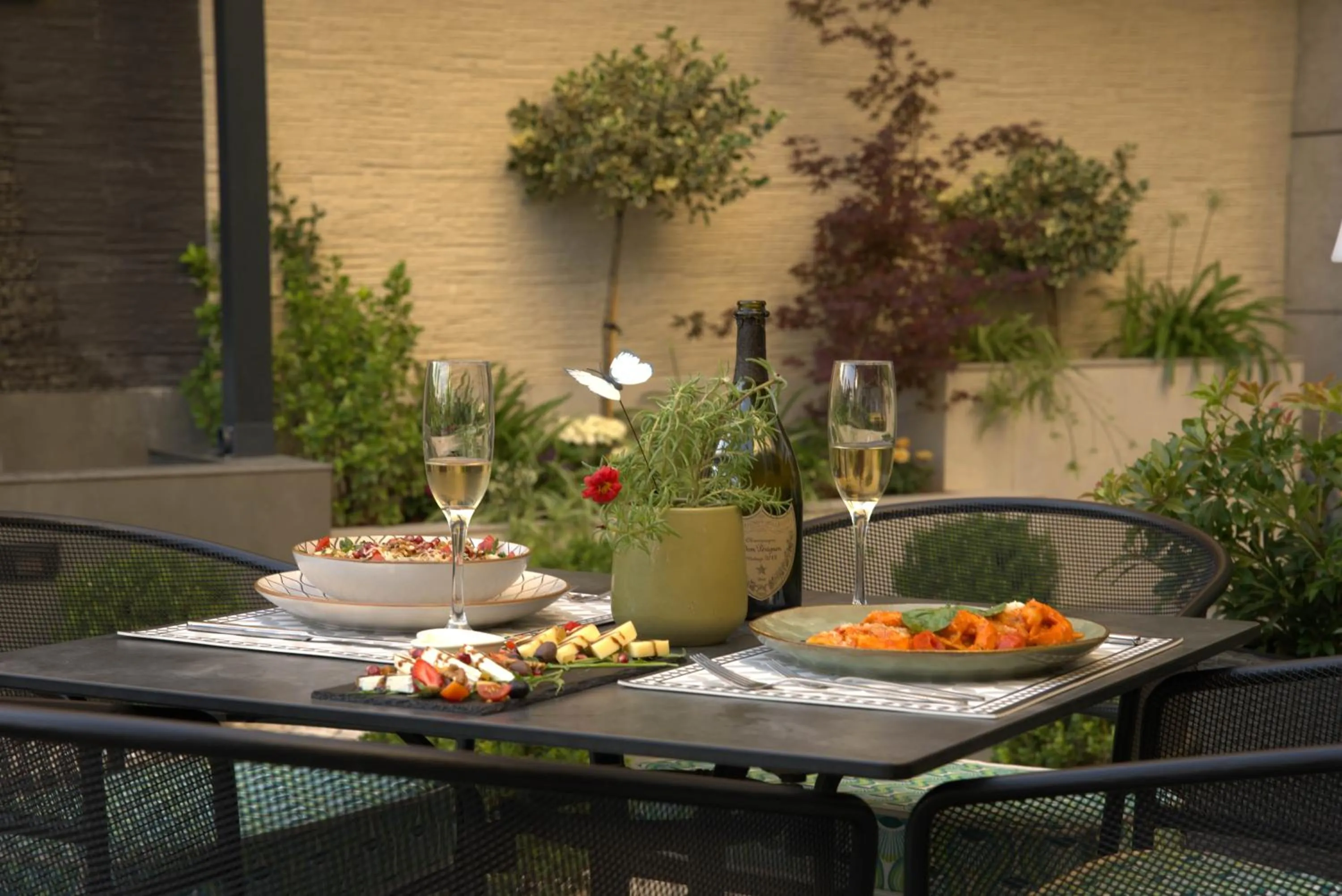 Lounge or bar in Ruby Hotel Prishtina