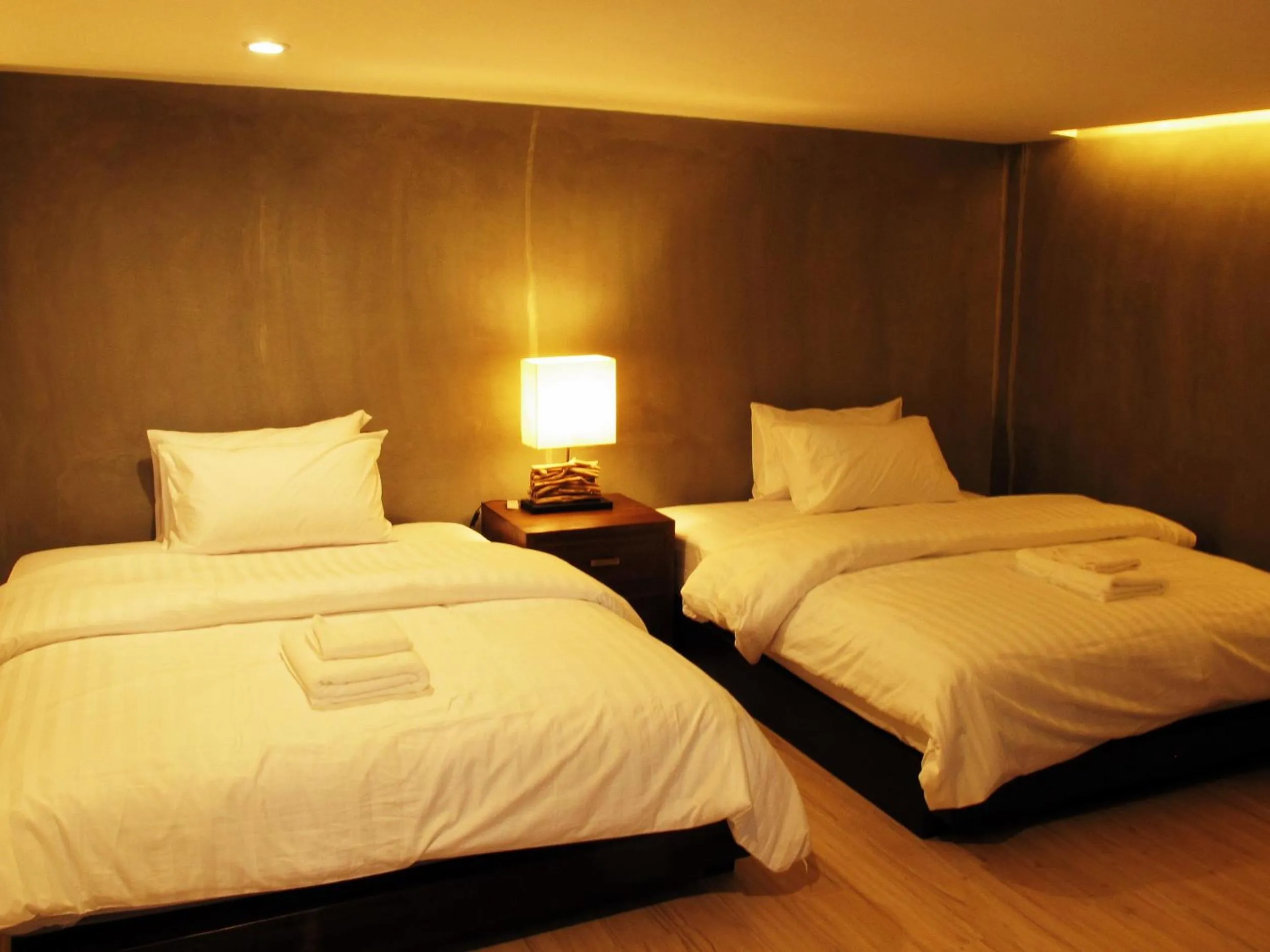 Photo of the whole room, Bed in The White Elephant Home