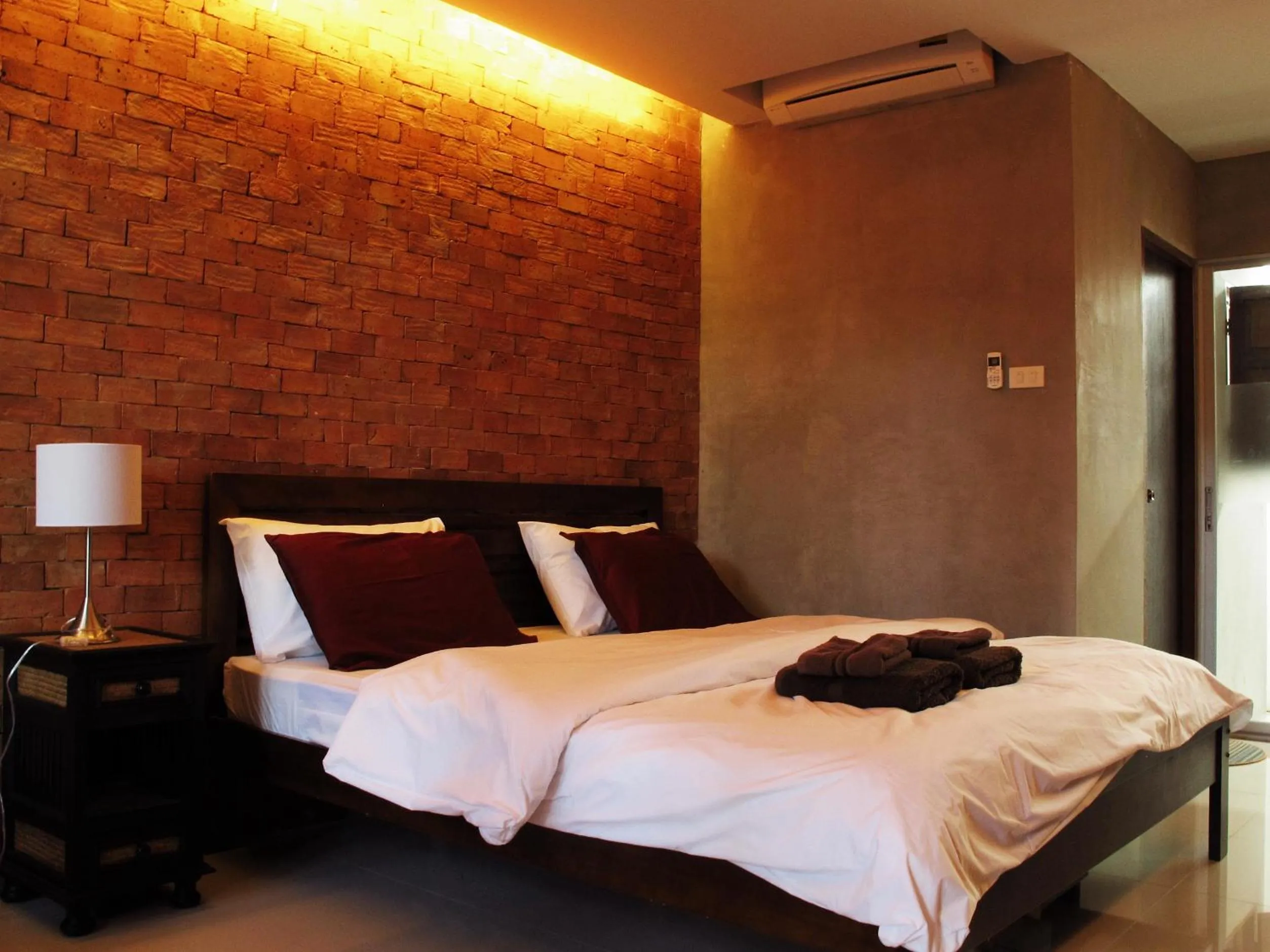 Photo of the whole room, Bed in The White Elephant Home