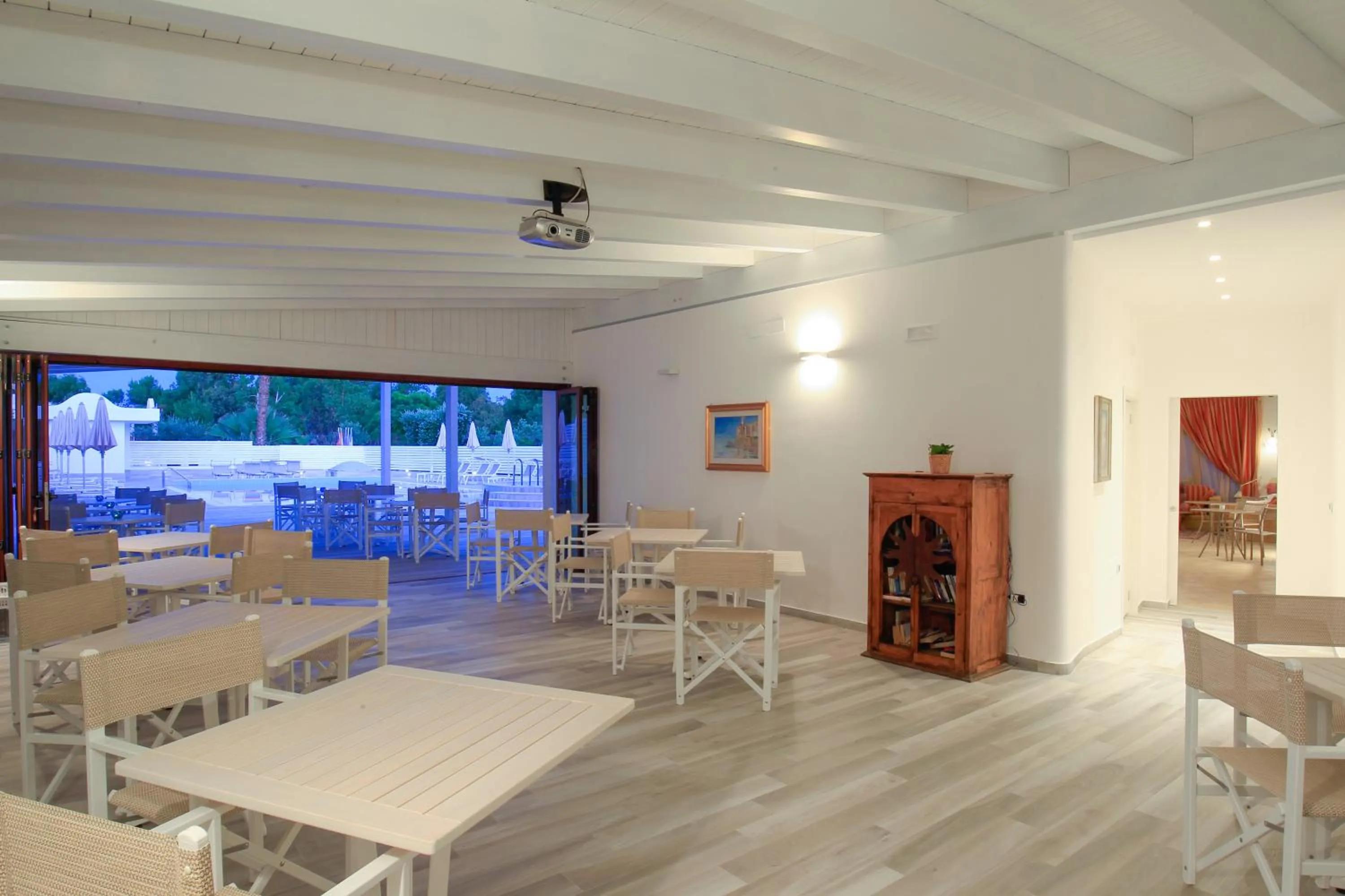 Communal lounge/ TV room in Garden Hotel Ripa